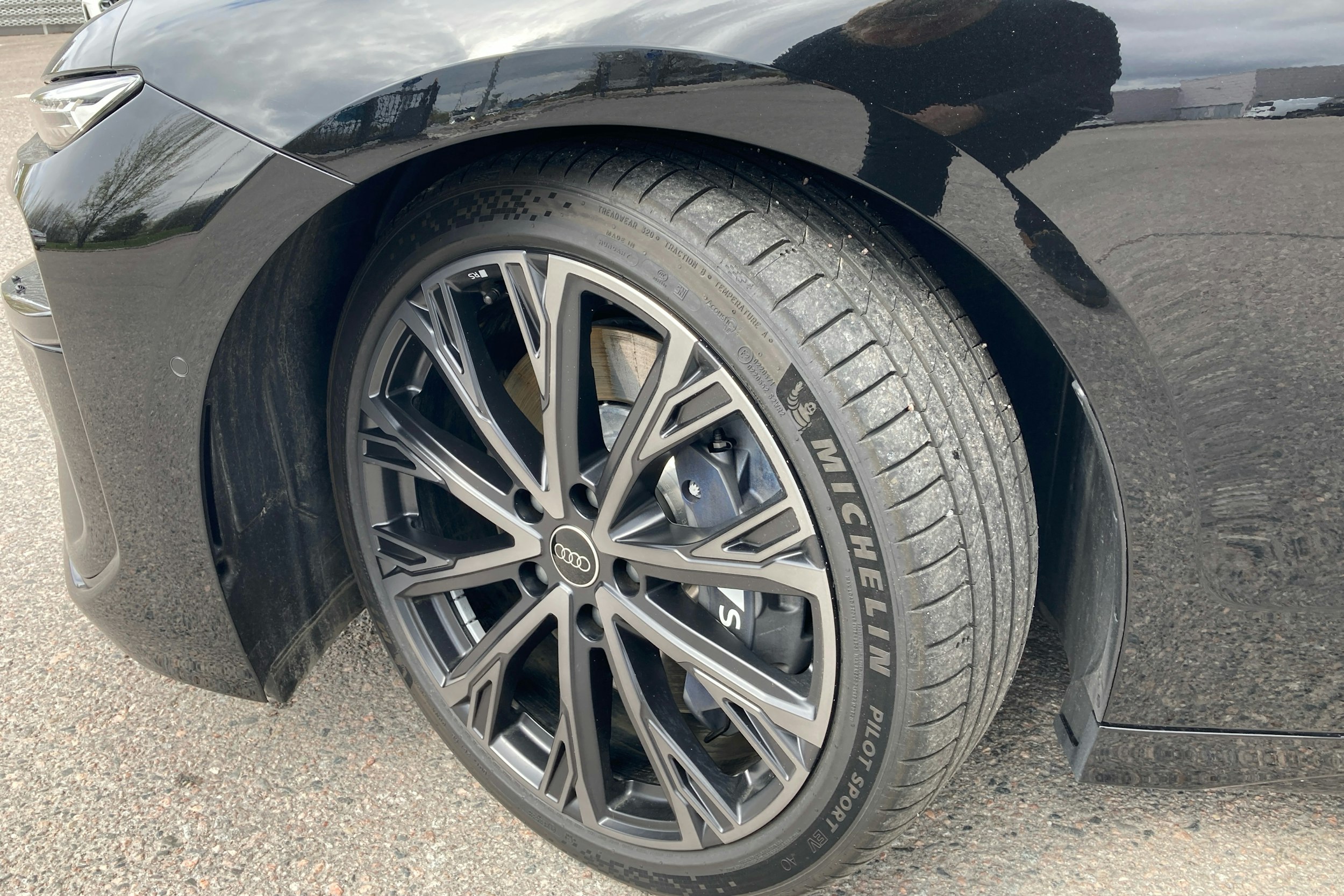 musta Audi S6 e-tron 2025 kuva 10.