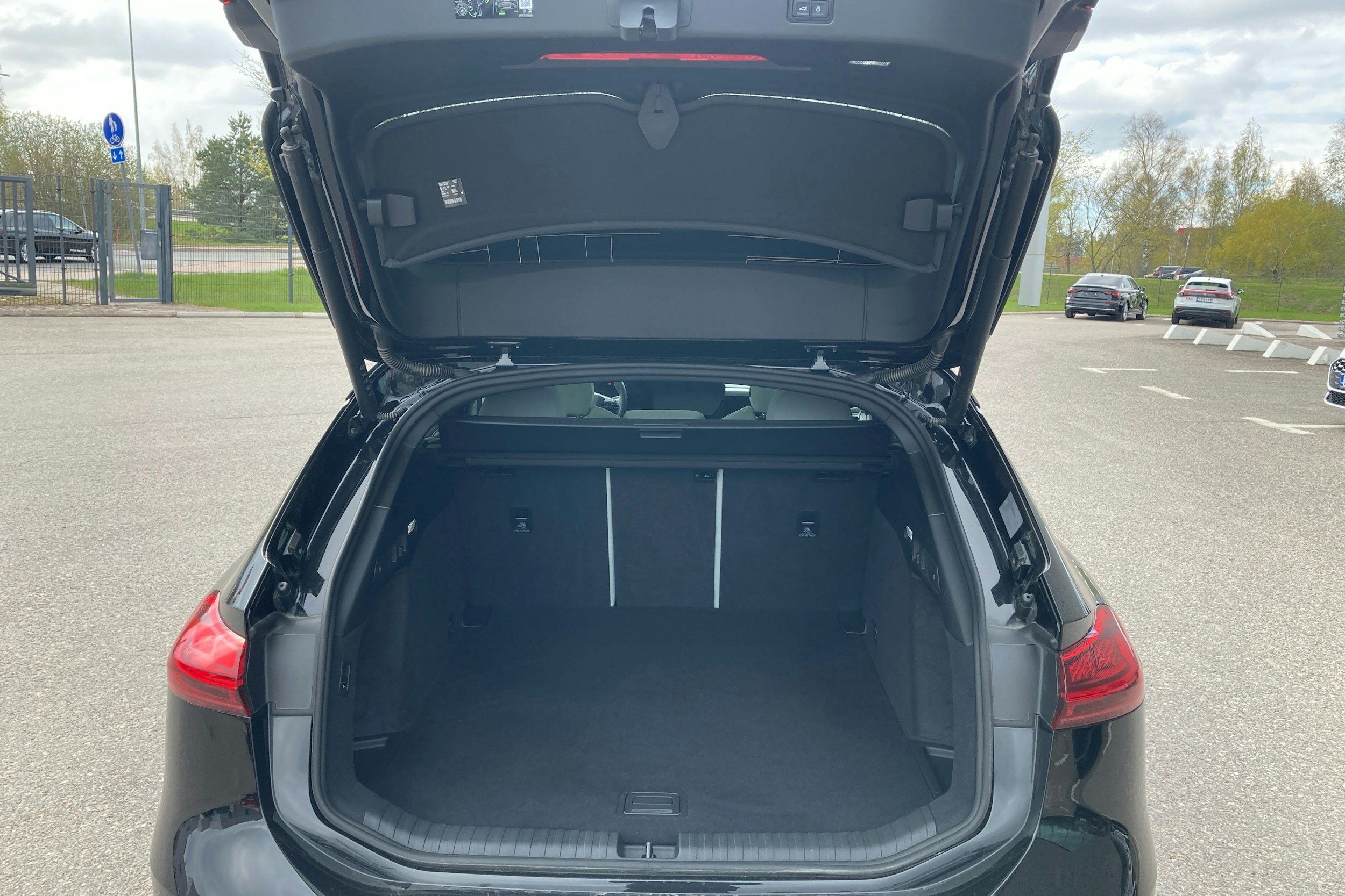 musta Audi S6 e-tron 2025 kuva 21.
