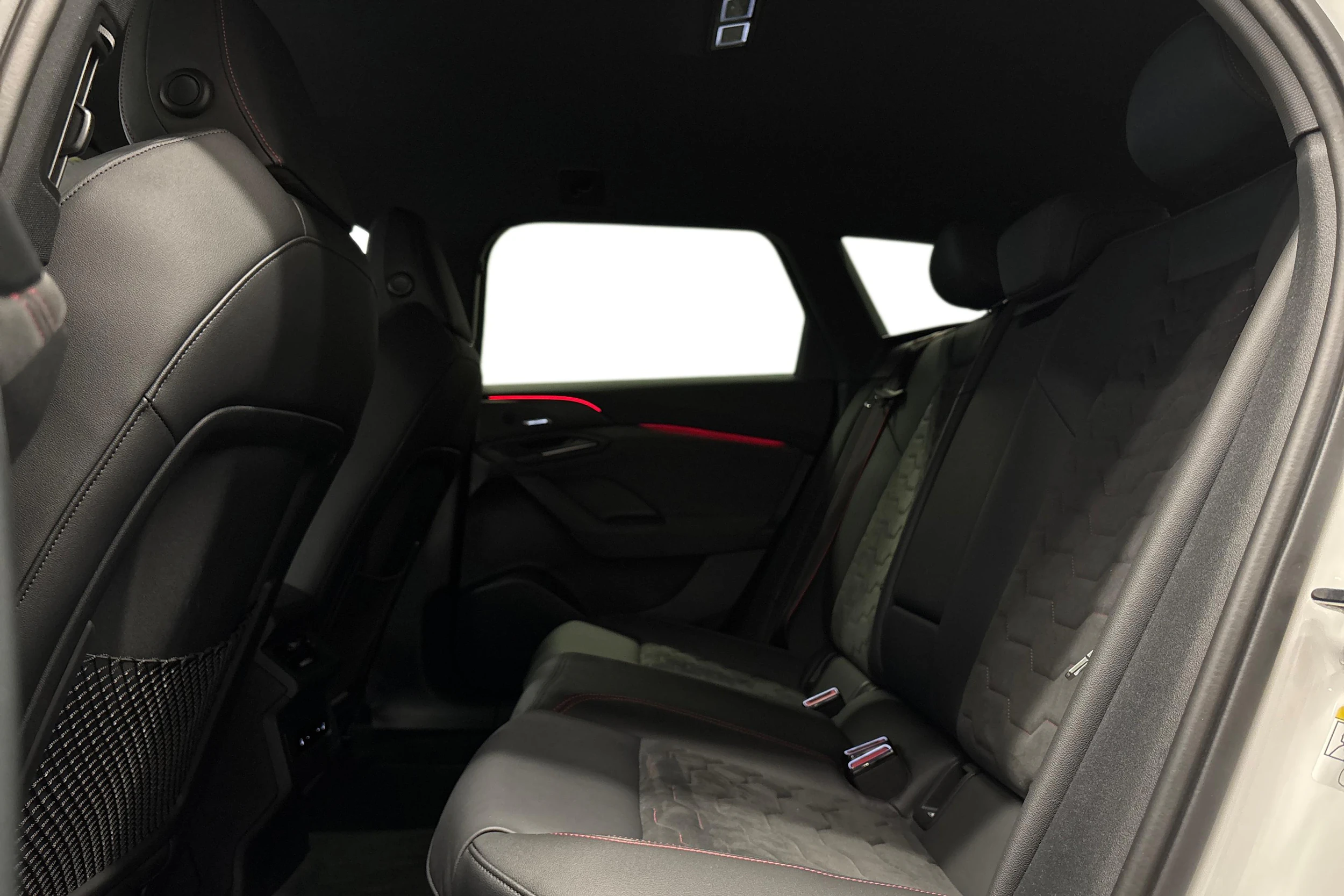 valkoinen Audi S6 e-tron 2025 kuva 8.
