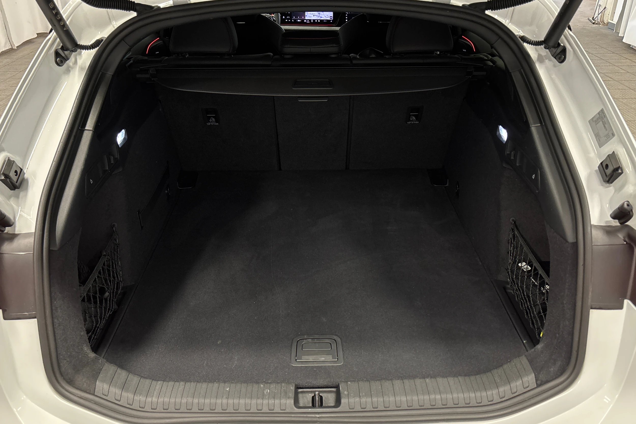 valkoinen Audi S6 e-tron 2025 kuva 11.