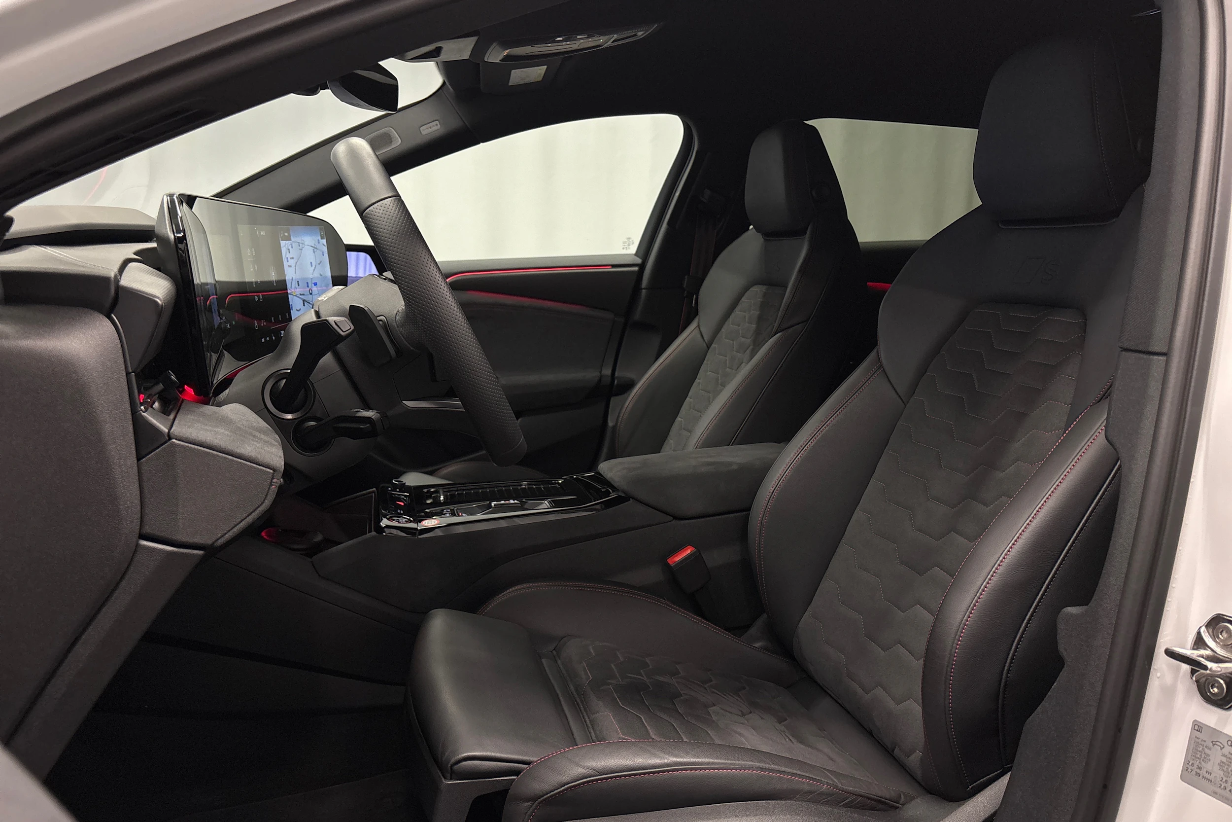 valkoinen Audi S6 e-tron 2025 kuva 14.