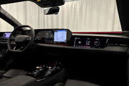 valkoinen Audi S6 e-tron 2025 kuva 18.