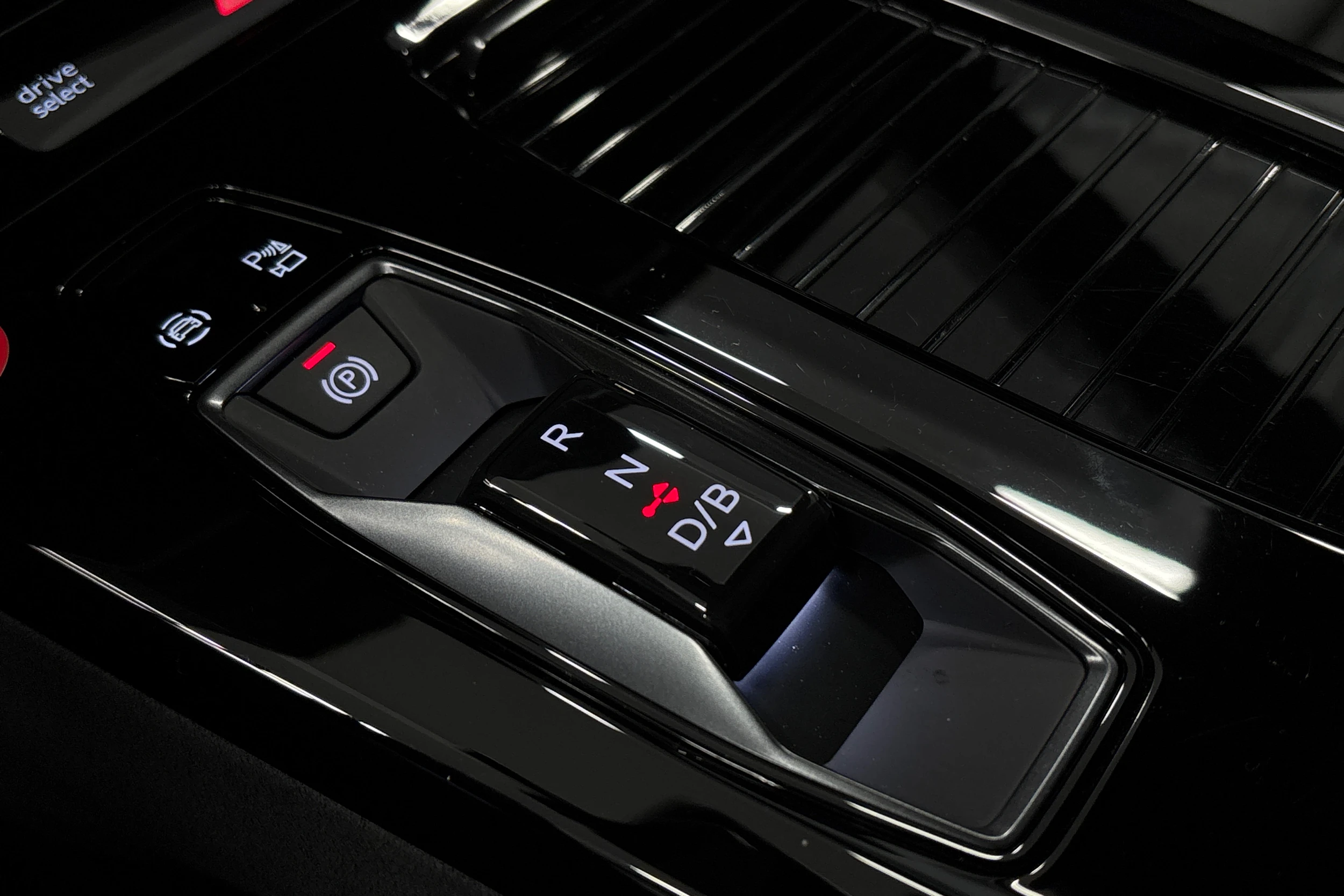 valkoinen Audi S6 e-tron 2025 kuva 36.