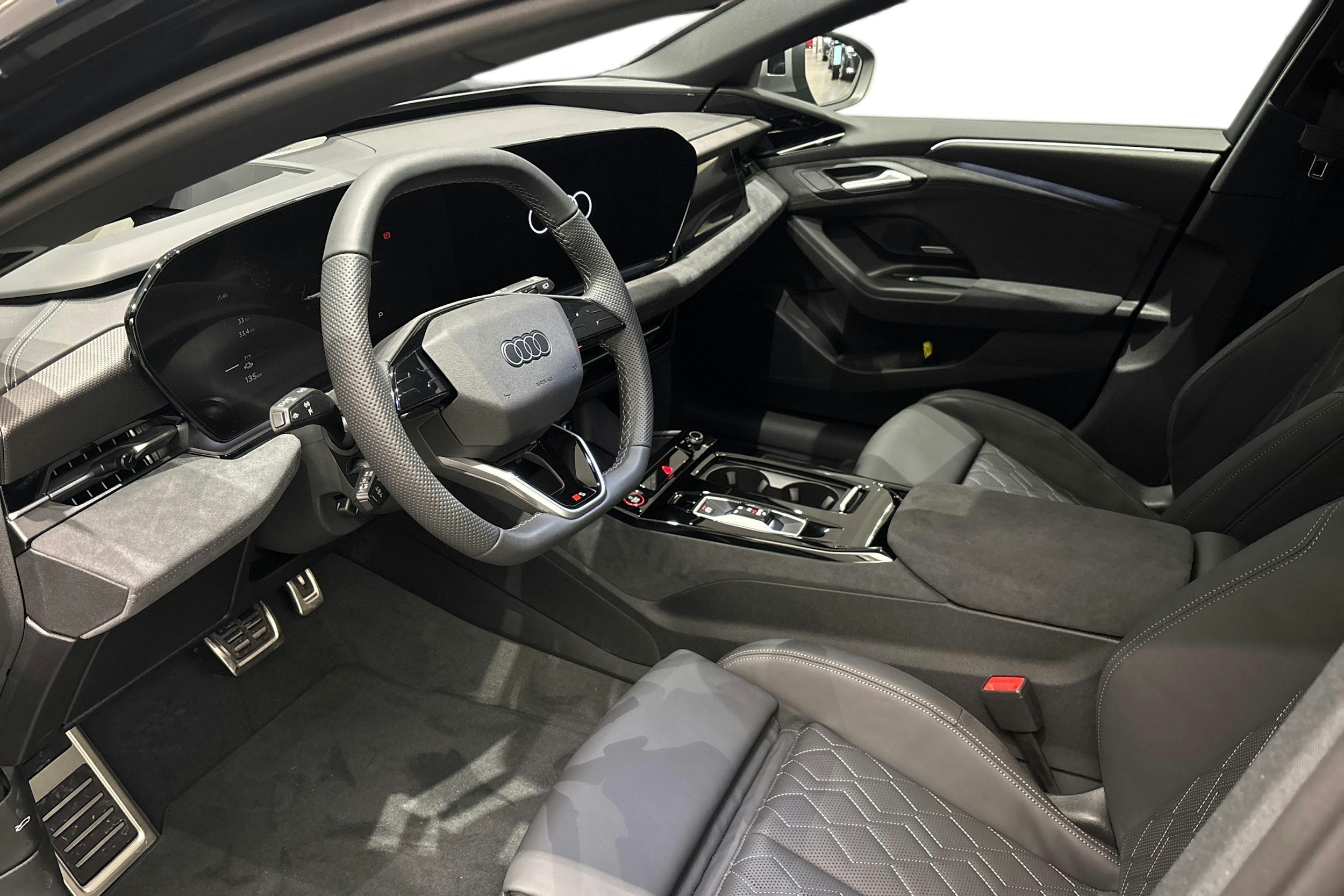 musta Audi S6 e-tron 2025 kuva 6.