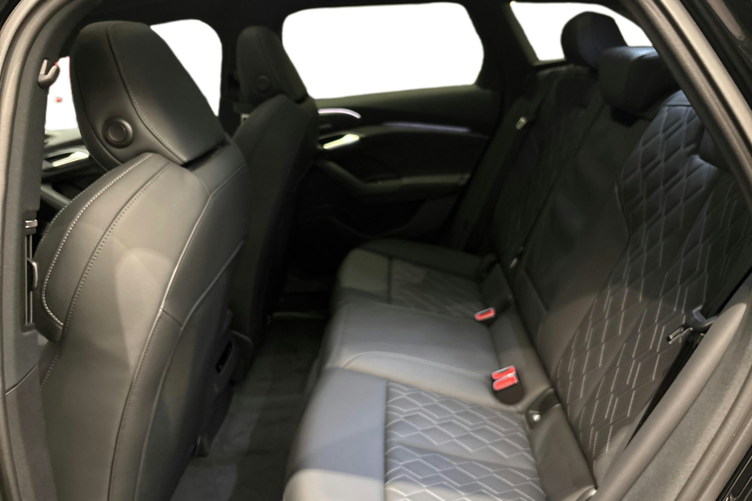 musta Audi S6 e-tron 2025 kuva 8.