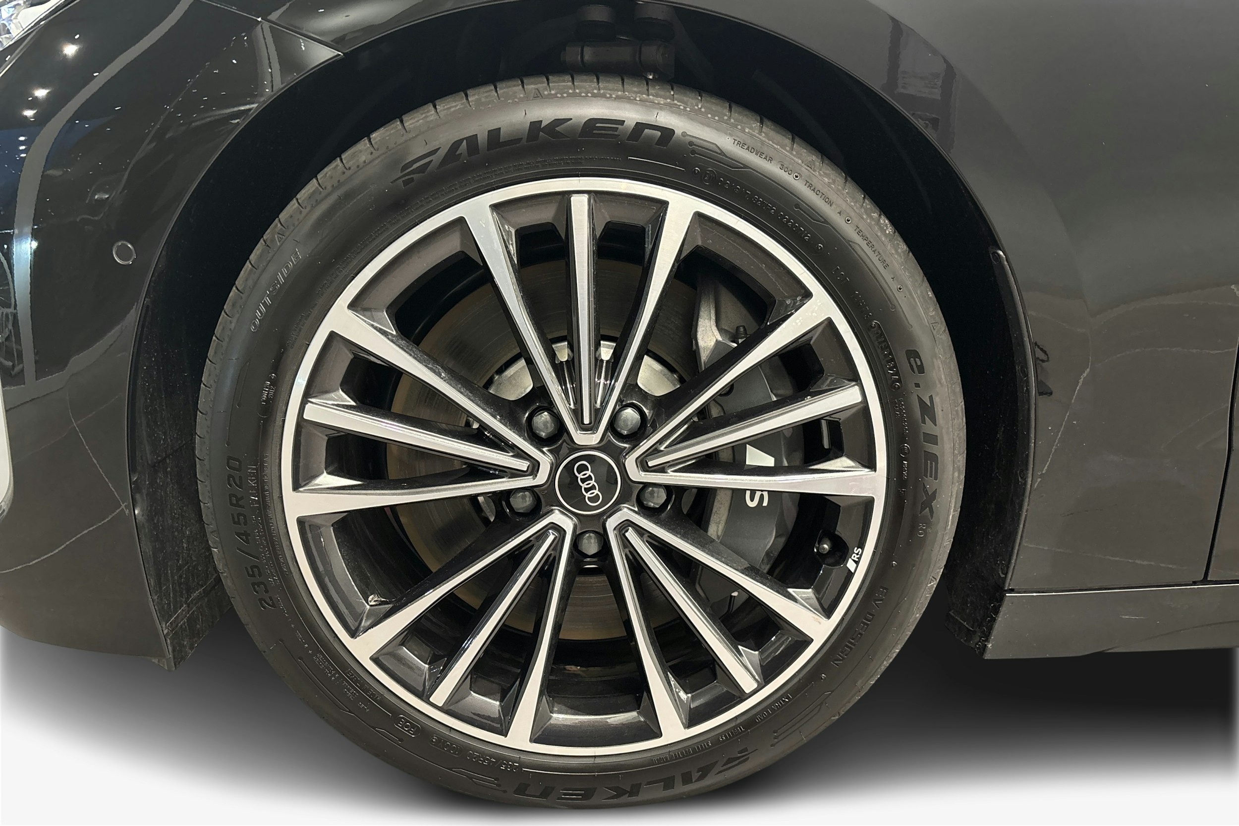 musta Audi S6 e-tron 2025 kuva 9.