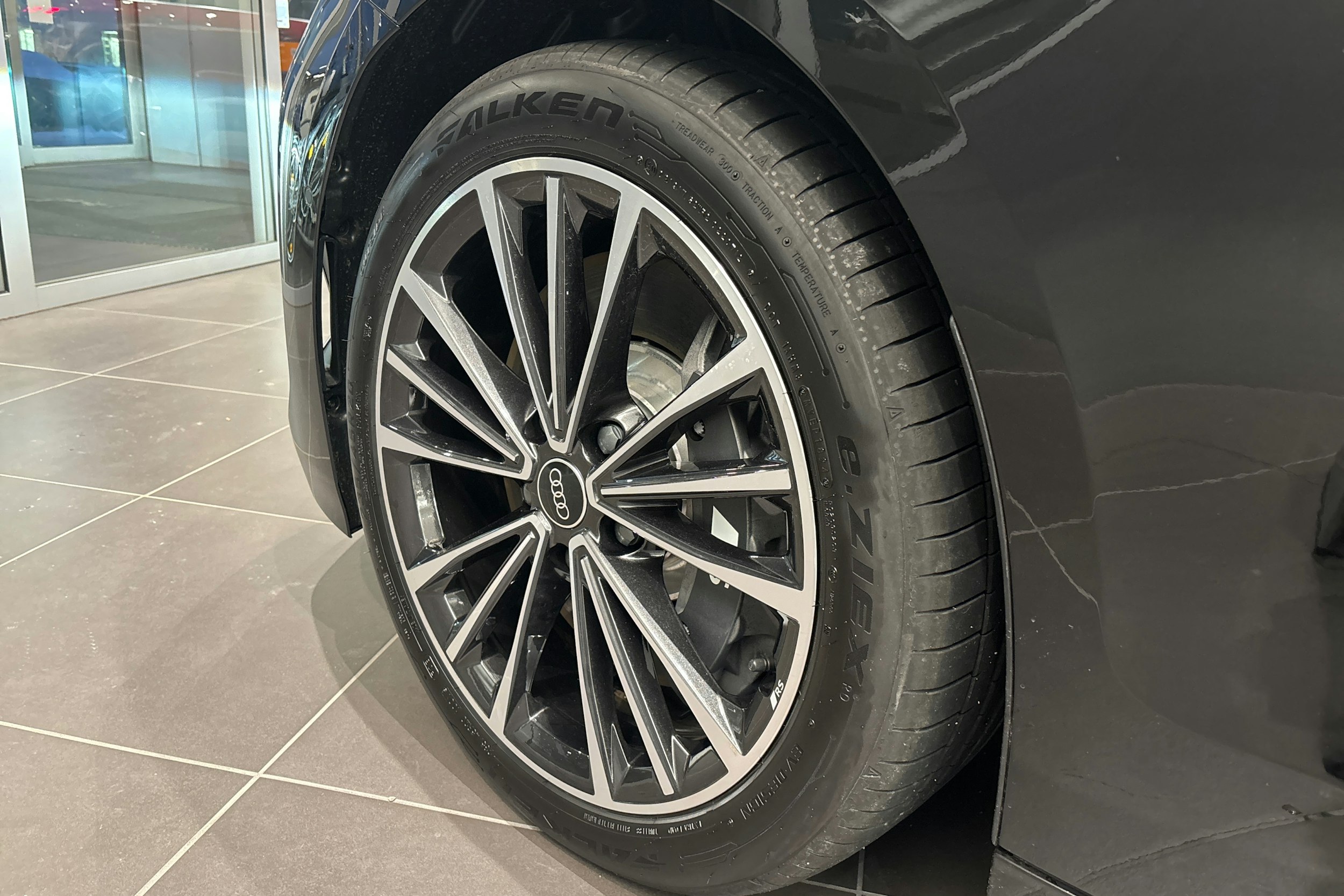 musta Audi S6 e-tron 2025 kuva 10.