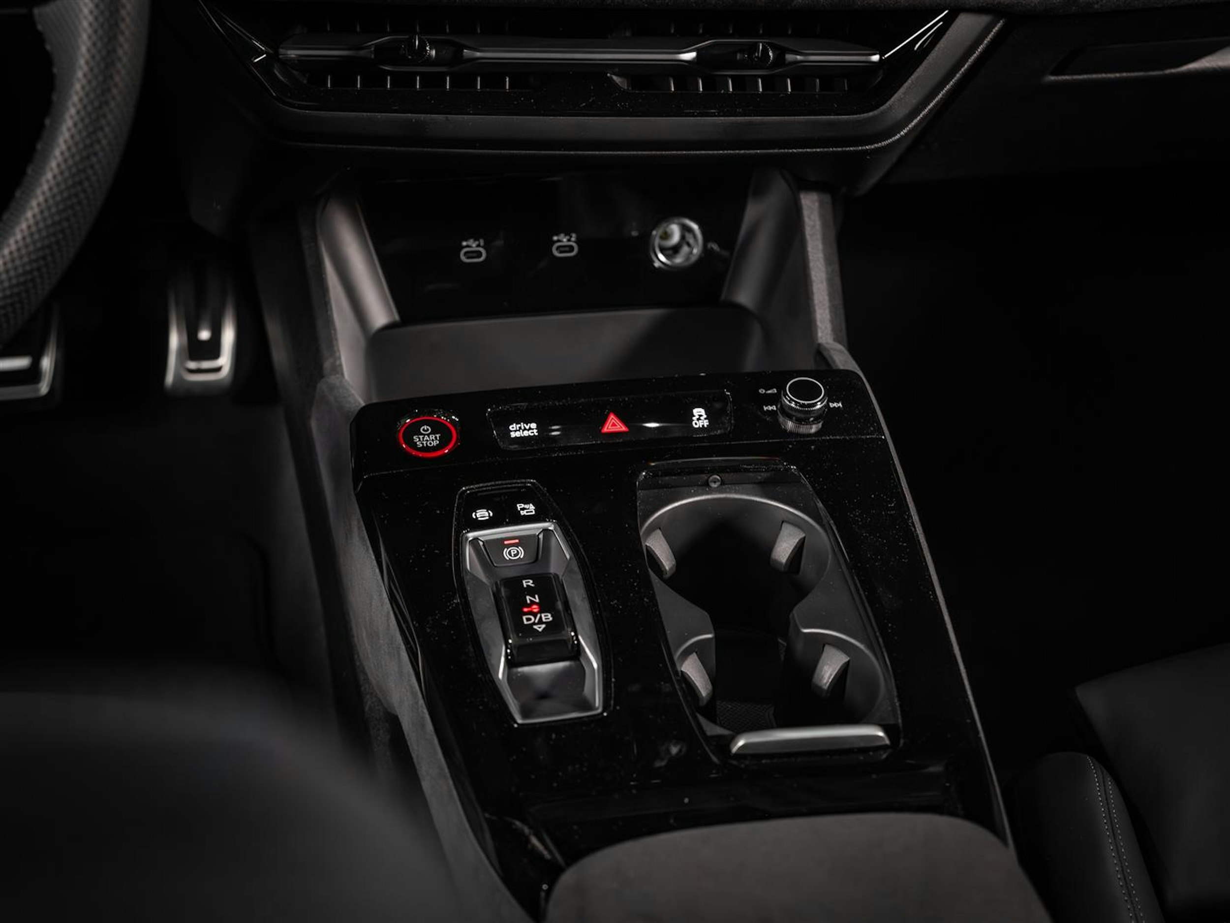 musta Audi S6 e-tron 2025 kuva 17.