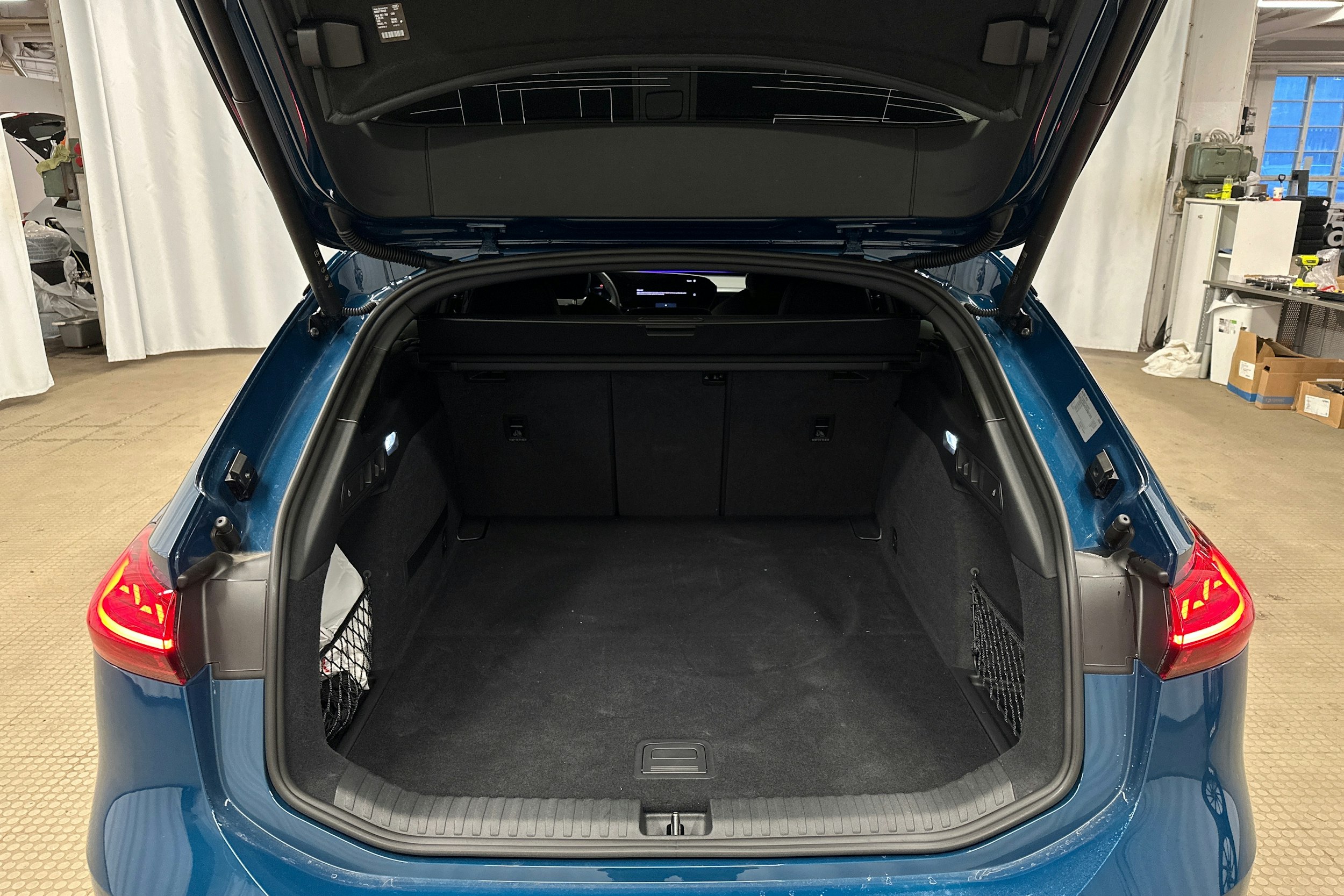 sininen Audi S6 e-tron 2025 kuva 38.