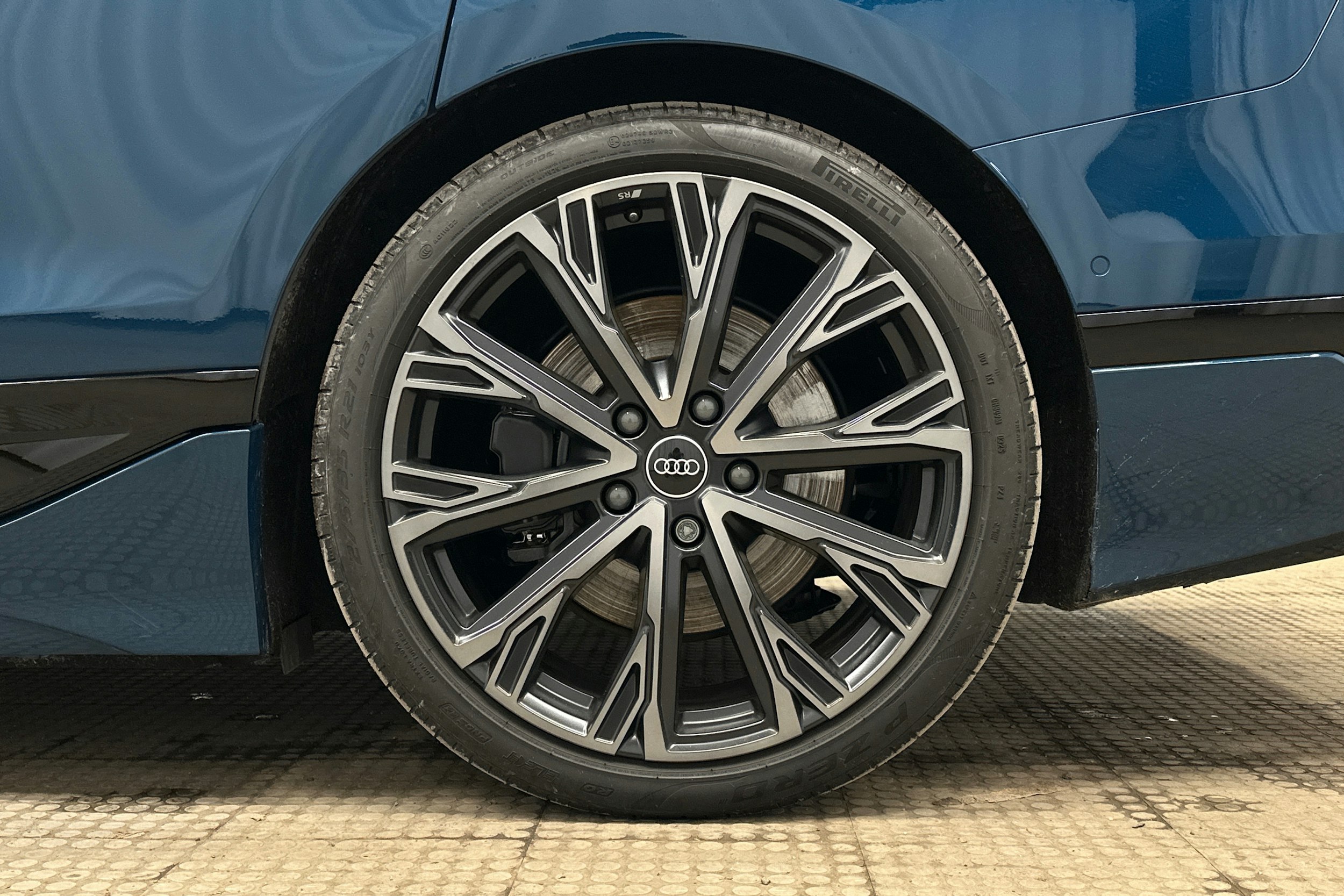 sininen Audi S6 e-tron 2025 kuva 12.