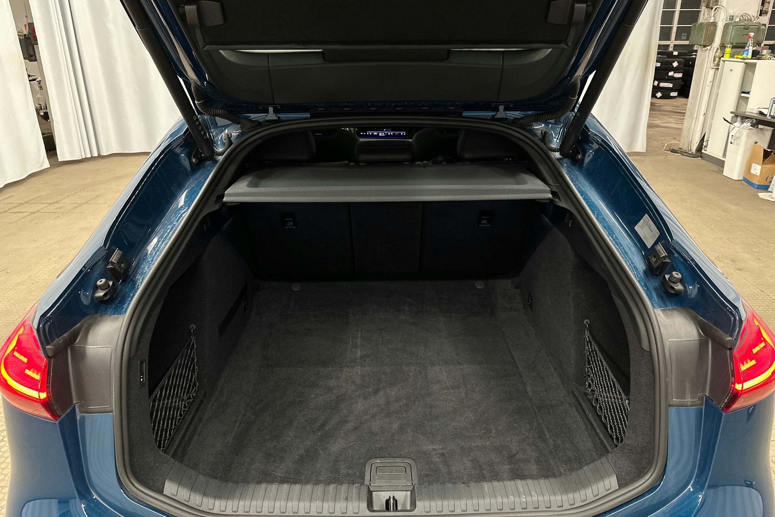 sininen Audi S6 e-tron 2025 kuva 39.