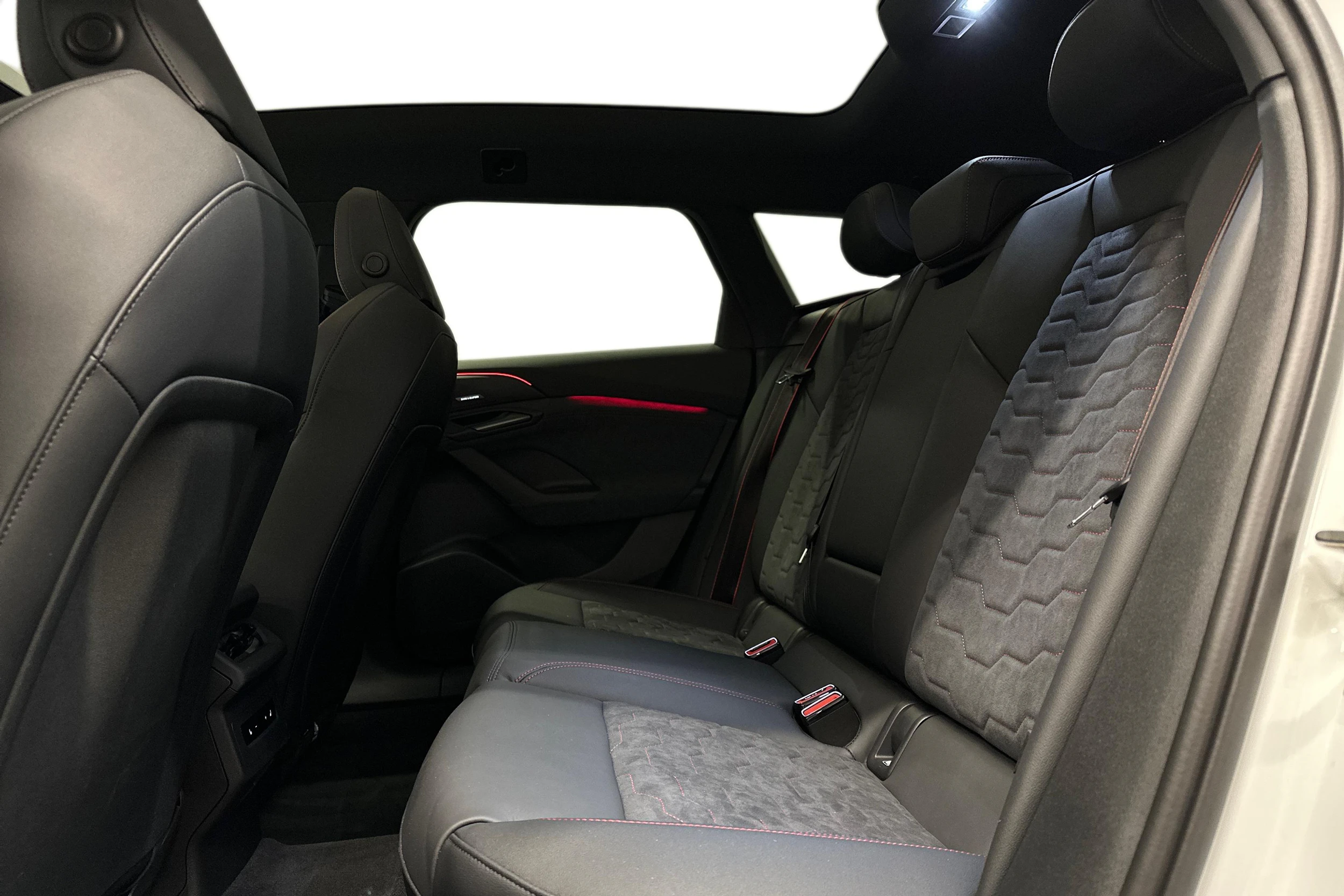 valkoinen Audi S6 e-tron 2025 kuva 8.