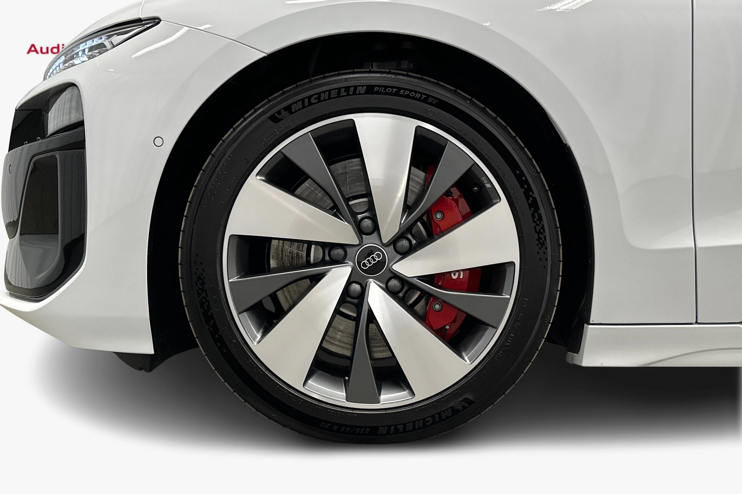 valkoinen Audi S6 e-tron 2025 kuva 9.