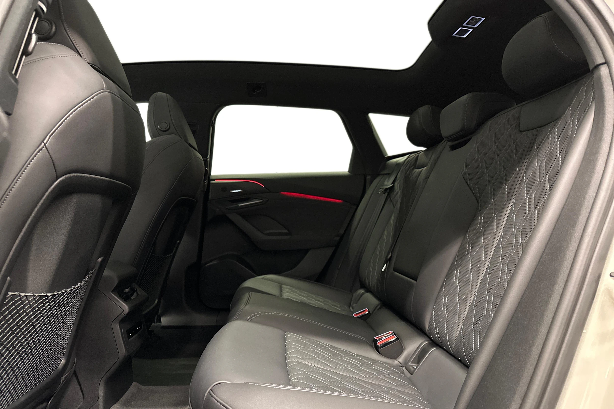 beige Audi S6 e-tron 2025 kuva 8.