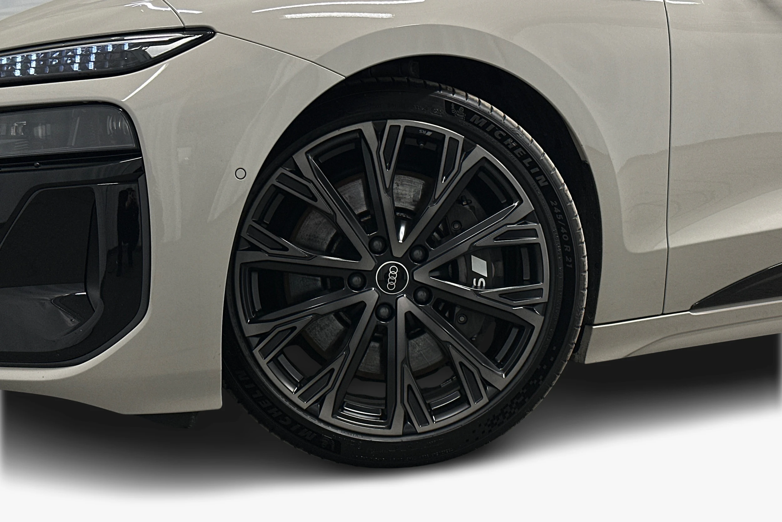 beige Audi S6 e-tron 2025 kuva 9.