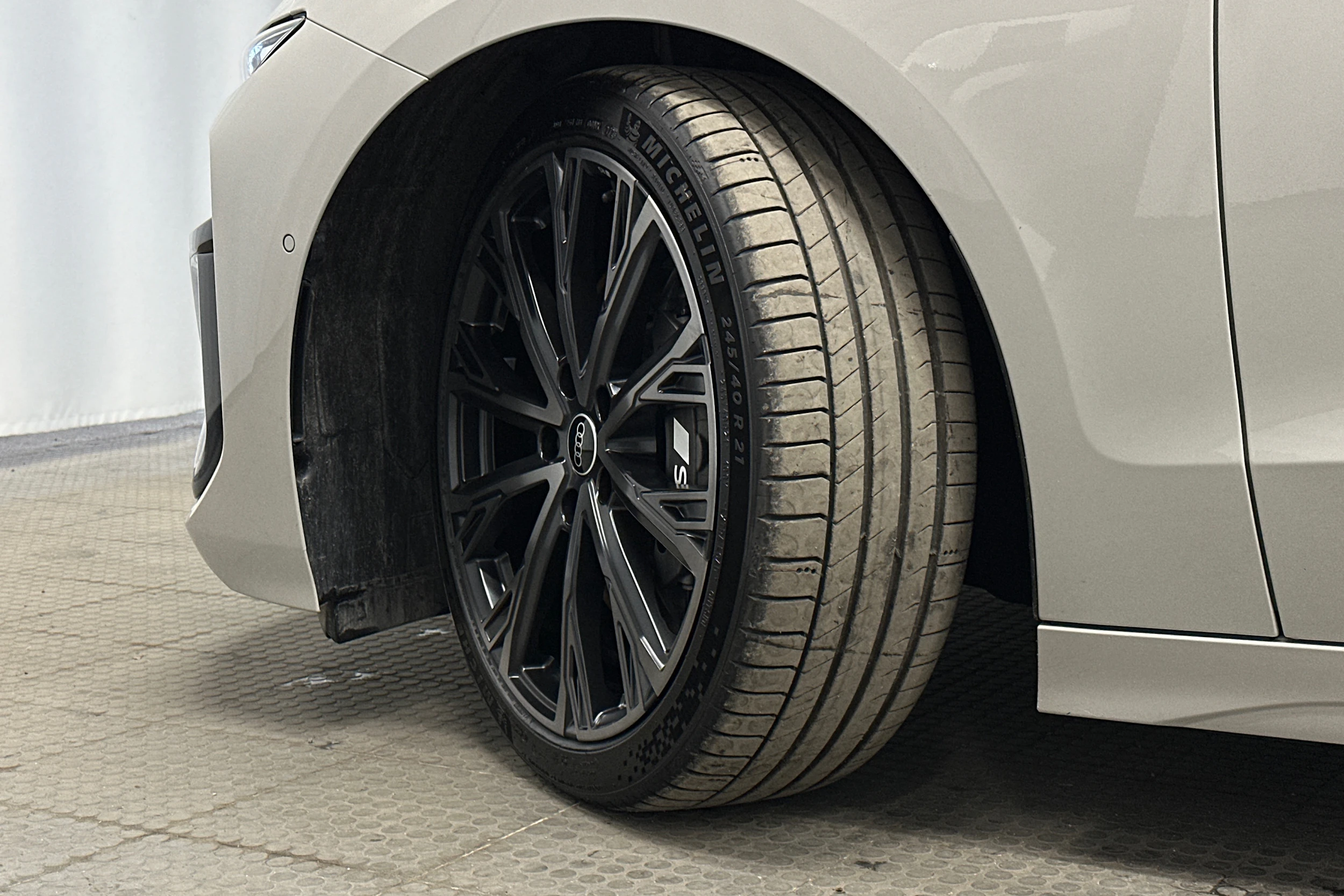 beige Audi S6 e-tron 2025 kuva 10.