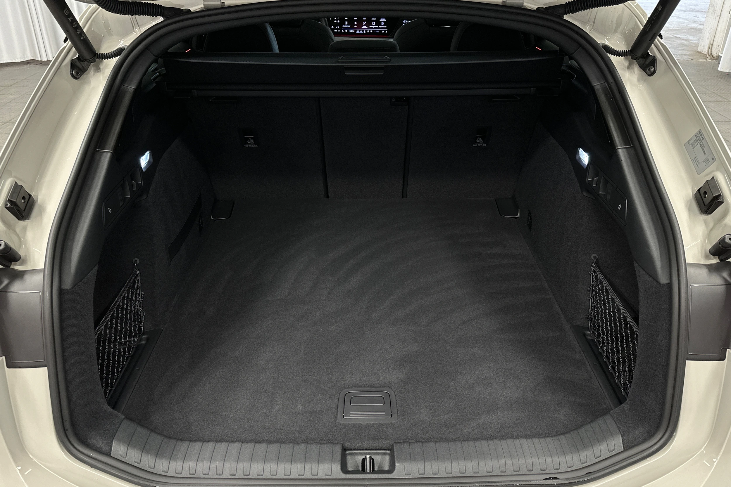beige Audi S6 e-tron 2025 kuva 11.