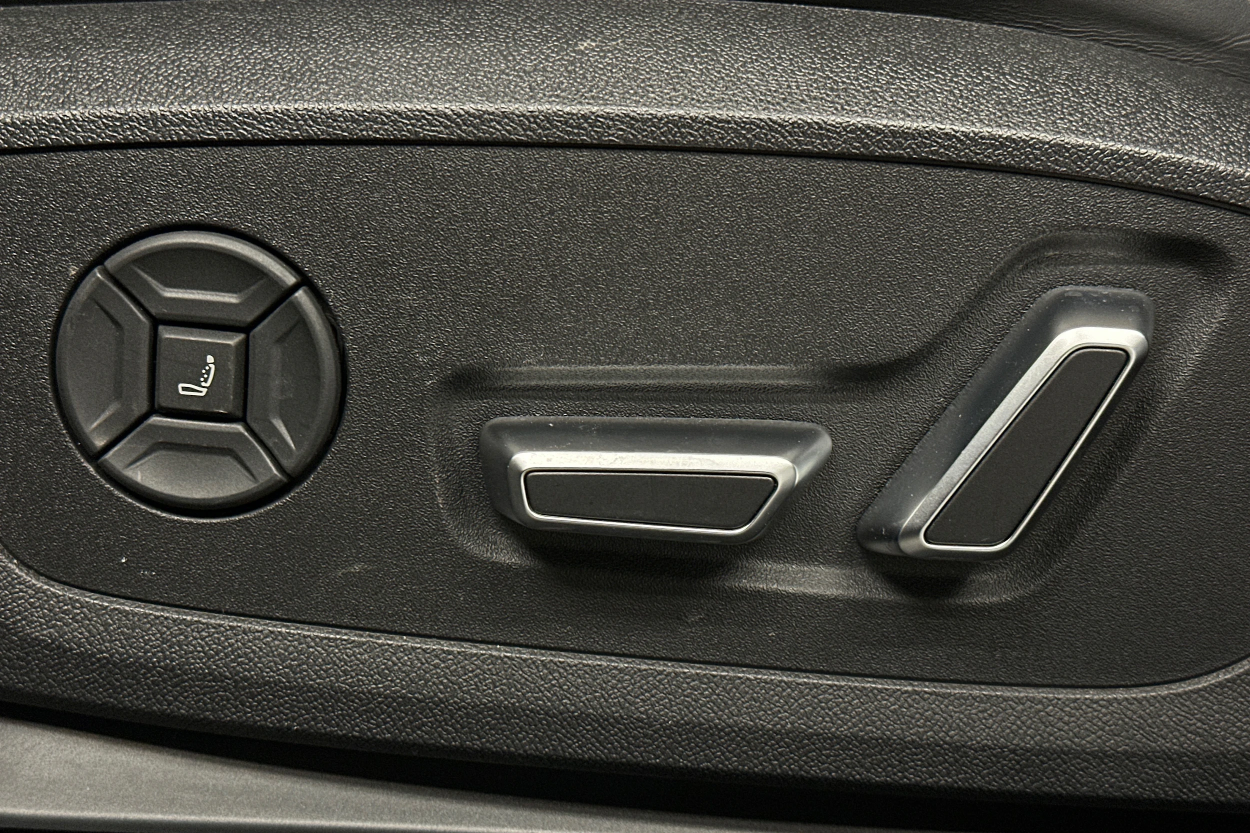 beige Audi S6 e-tron 2025 kuva 15.