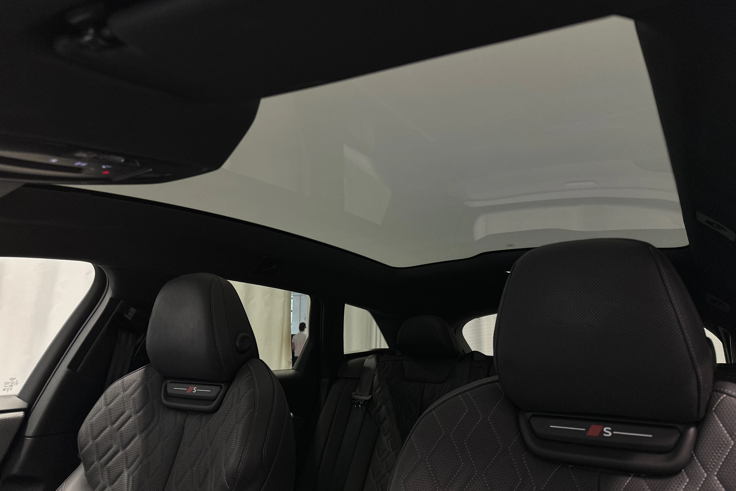 beige Audi S6 e-tron 2025 kuva 38.