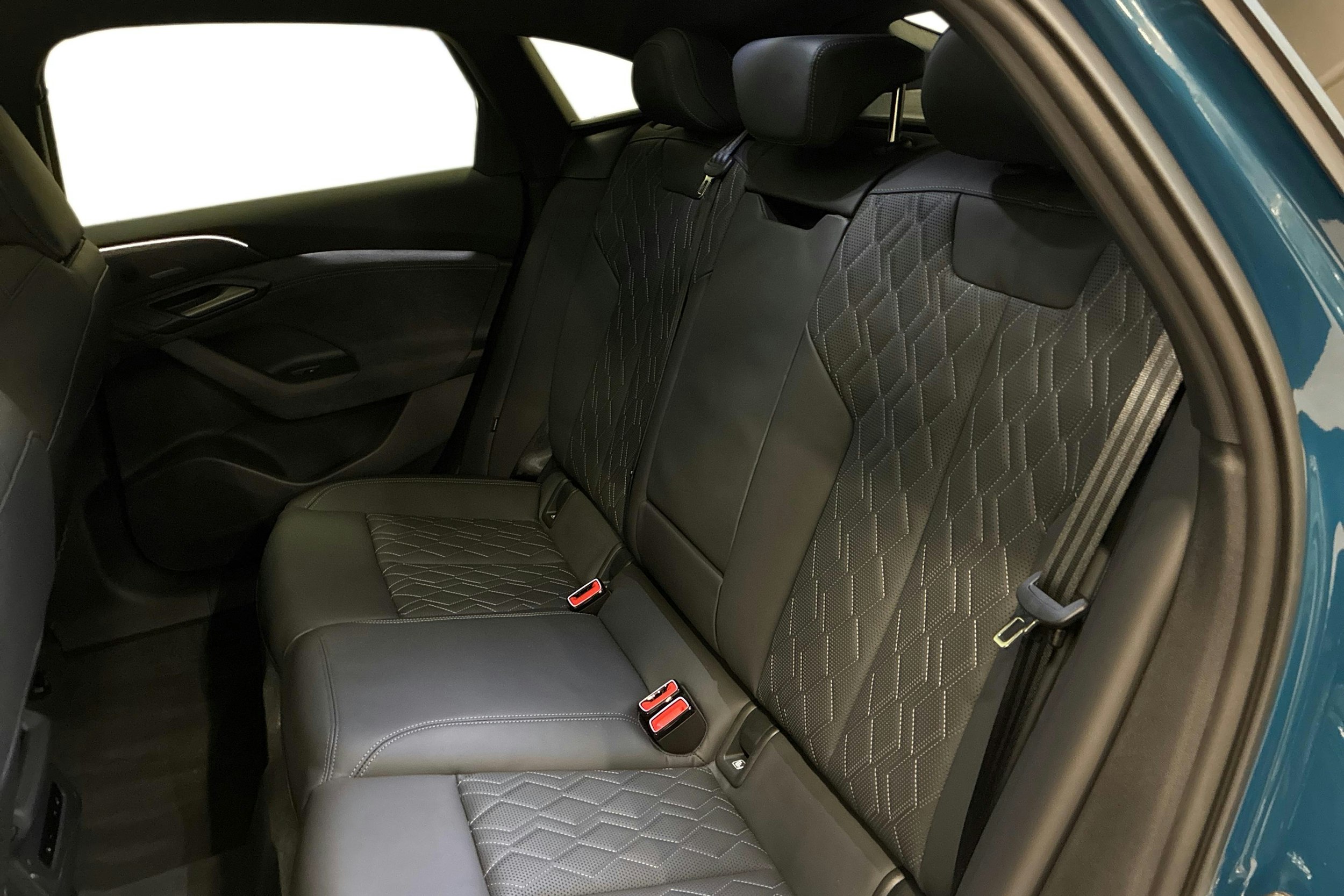 sininen Audi S6 e-tron 2025 kuva 8.