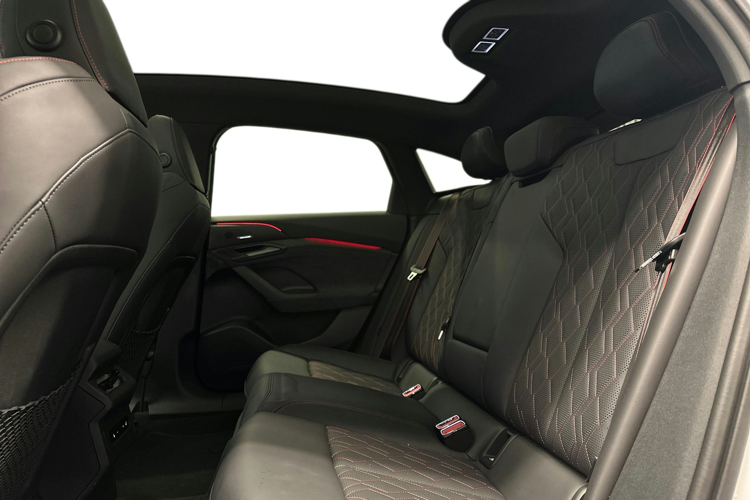 valkoinen Audi S6 e-tron 2025 kuva 10.