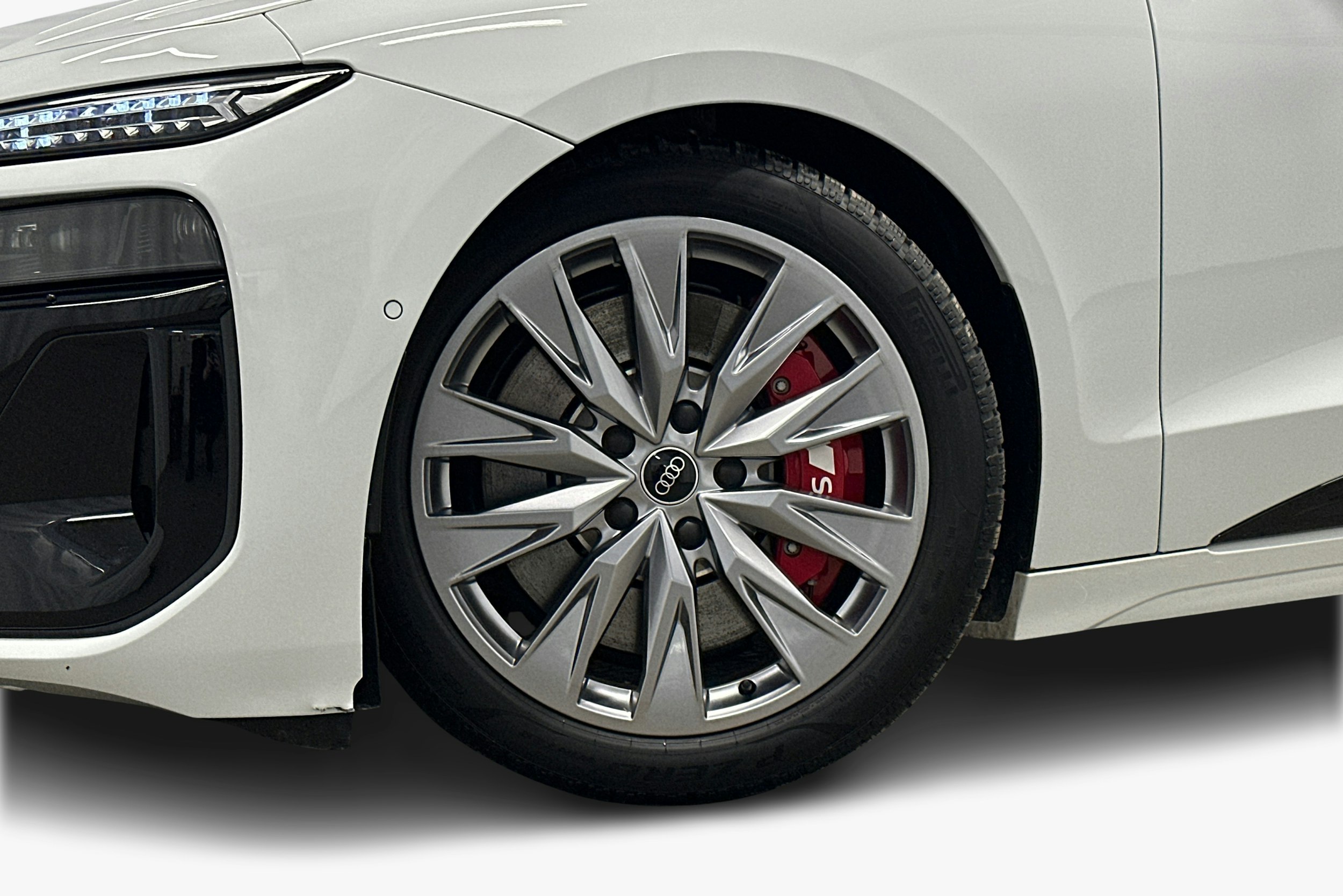valkoinen Audi S6 e-tron 2025 kuva 11.