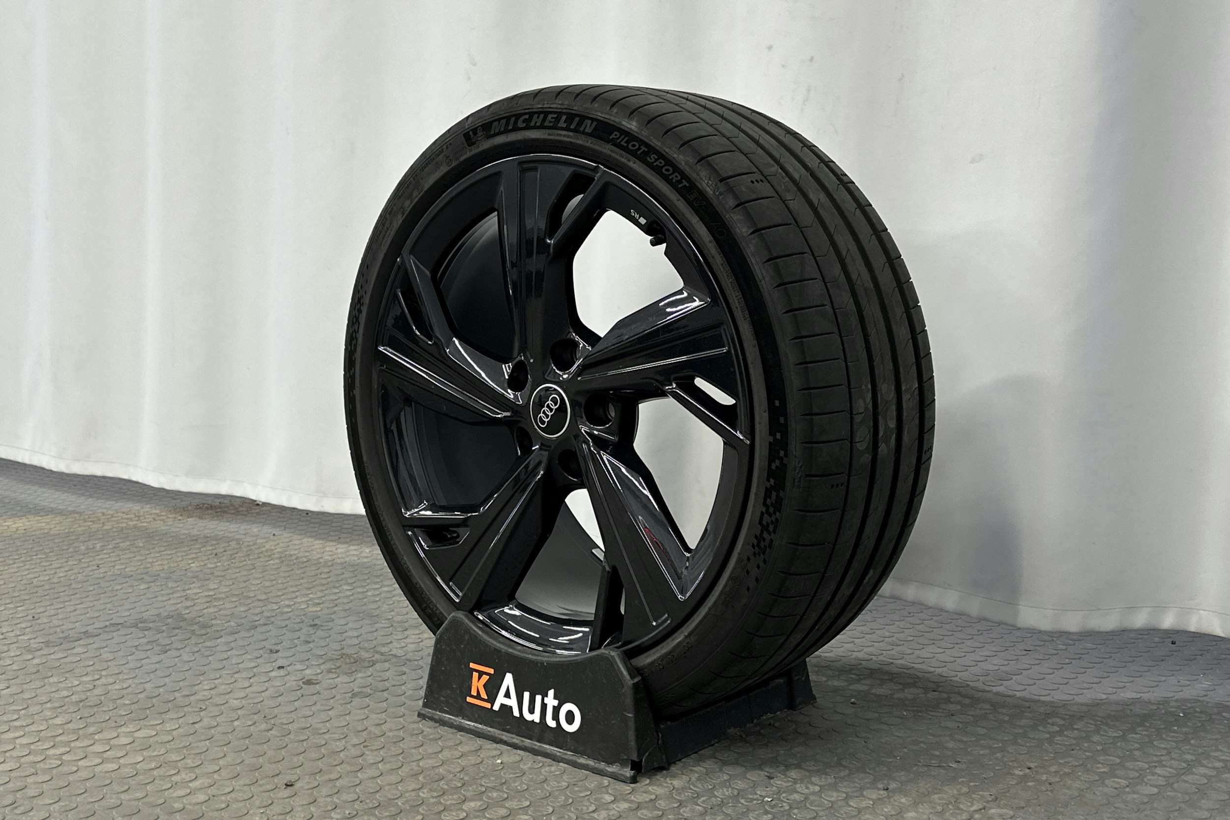 valkoinen Audi S6 e-tron 2025 kuva 12.