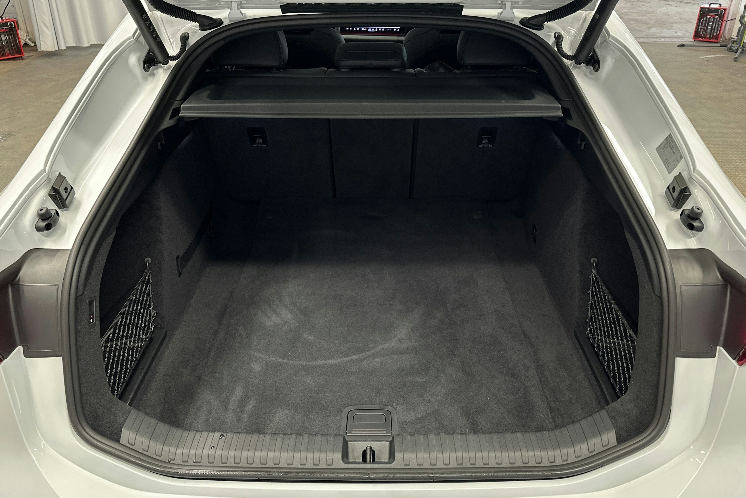 valkoinen Audi S6 e-tron 2025 kuva 13.