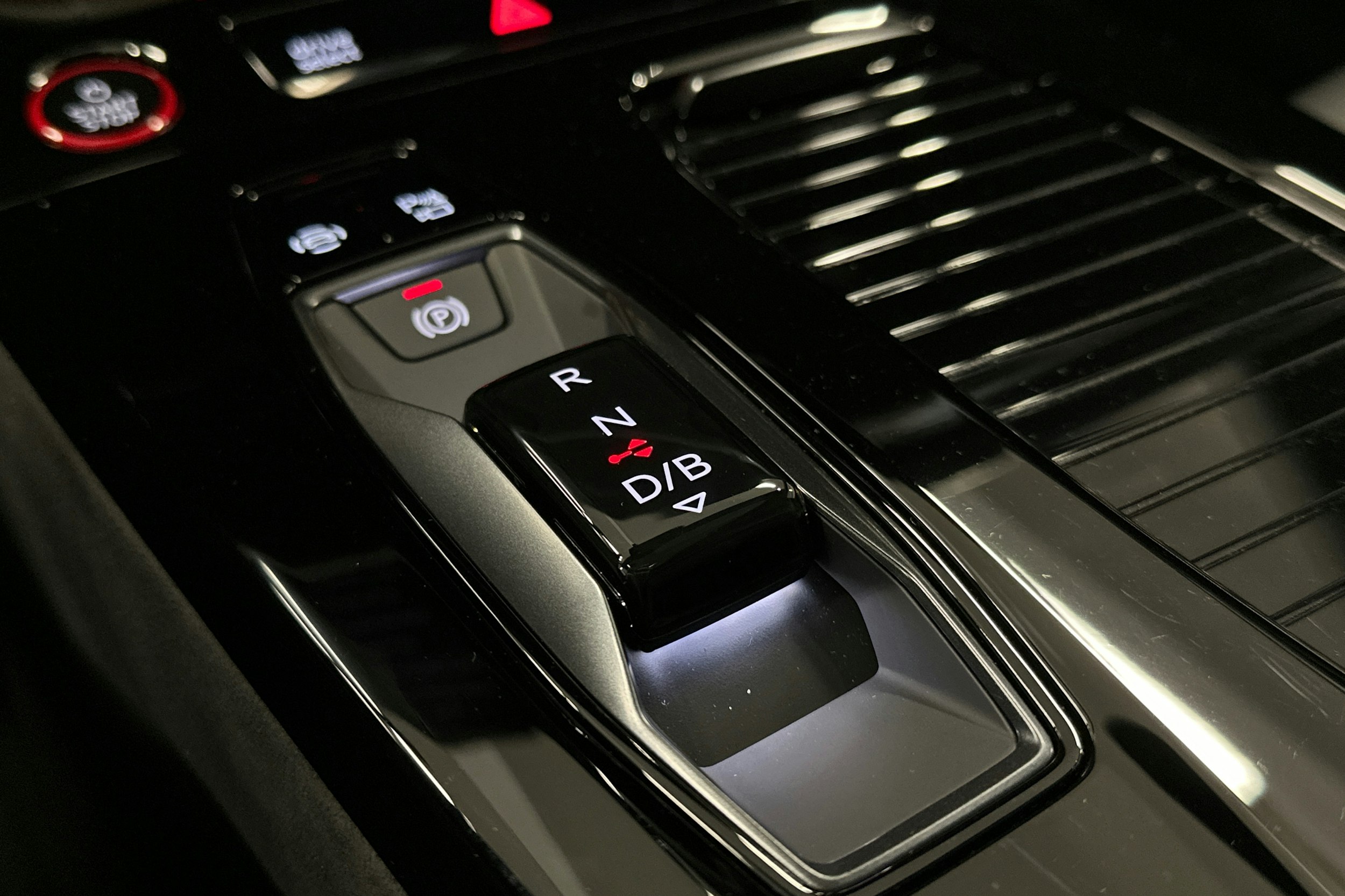 valkoinen Audi S6 e-tron 2025 kuva 39.