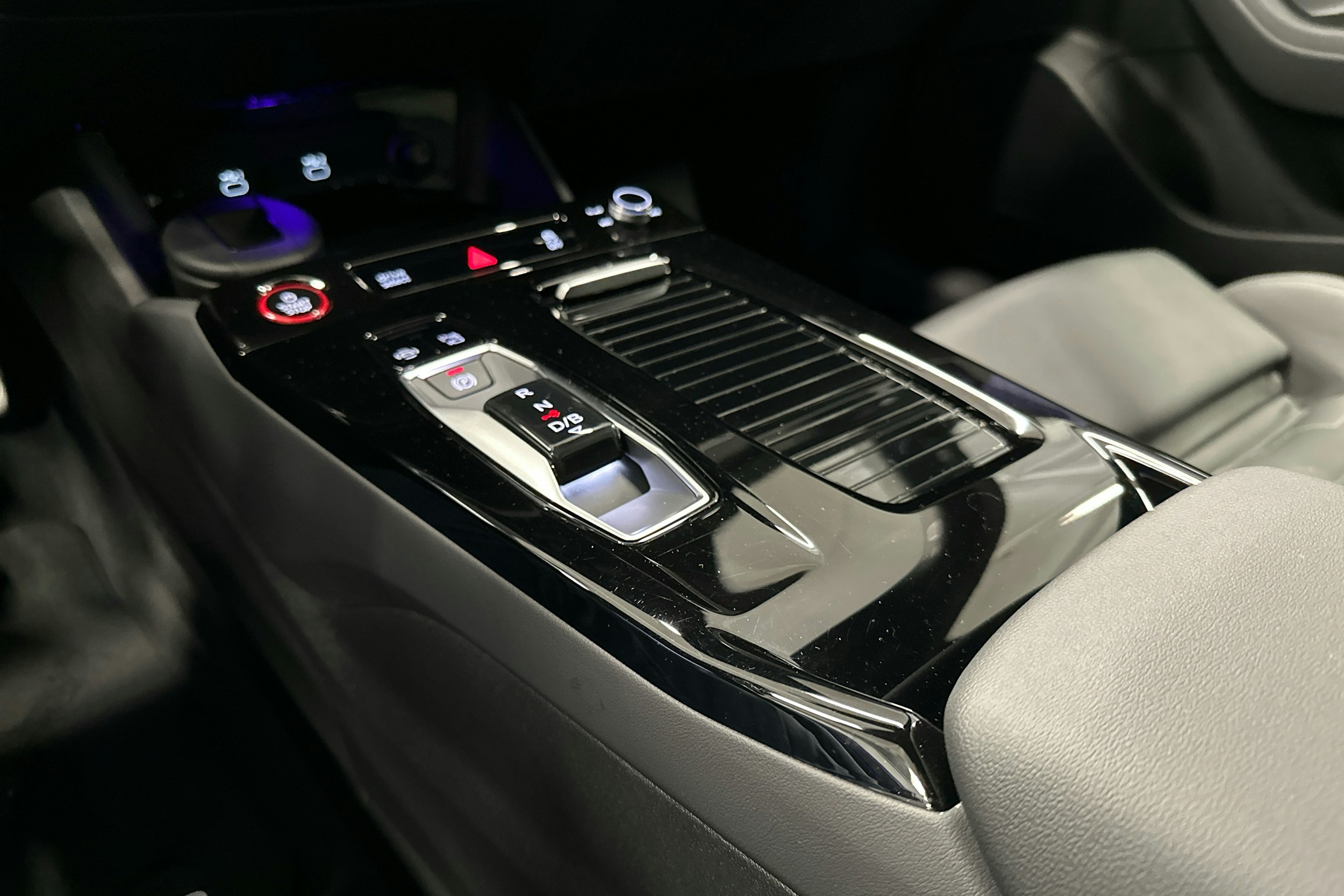 musta Audi S6 e-tron 2025 kuva 33.
