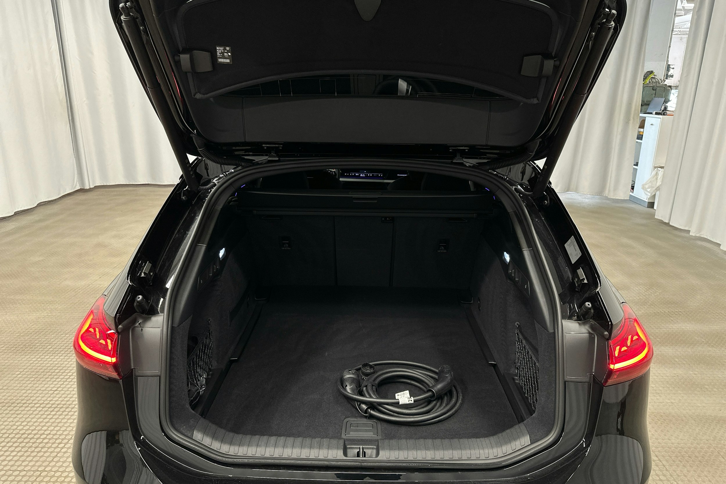 musta Audi S6 e-tron 2025 kuva 37.