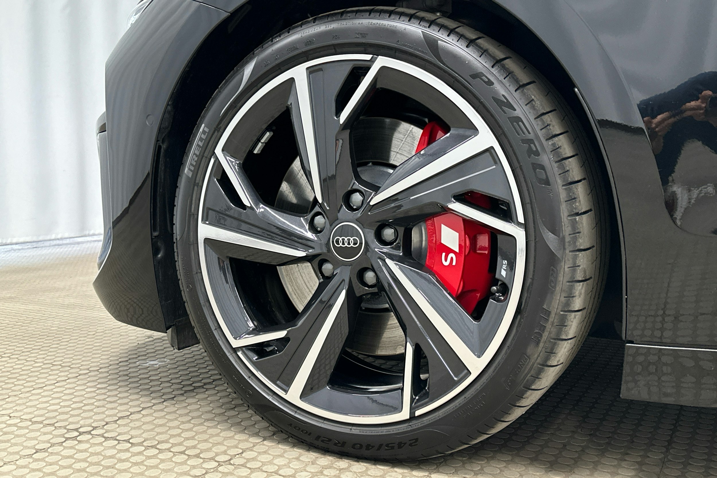 musta Audi S6 e-tron 2025 kuva 39.