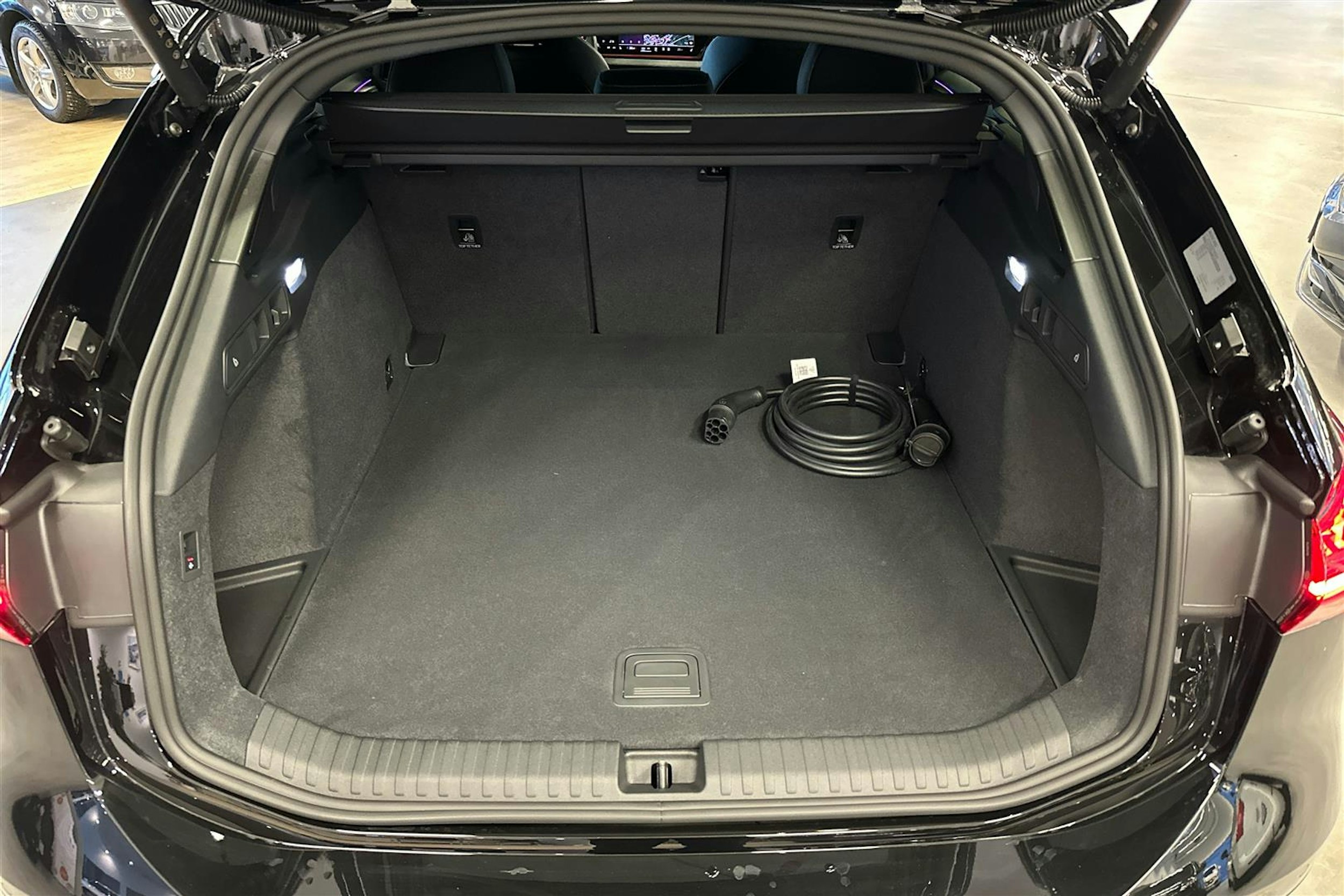 met. musta Audi S6 e-tron 2025 kuva 12.