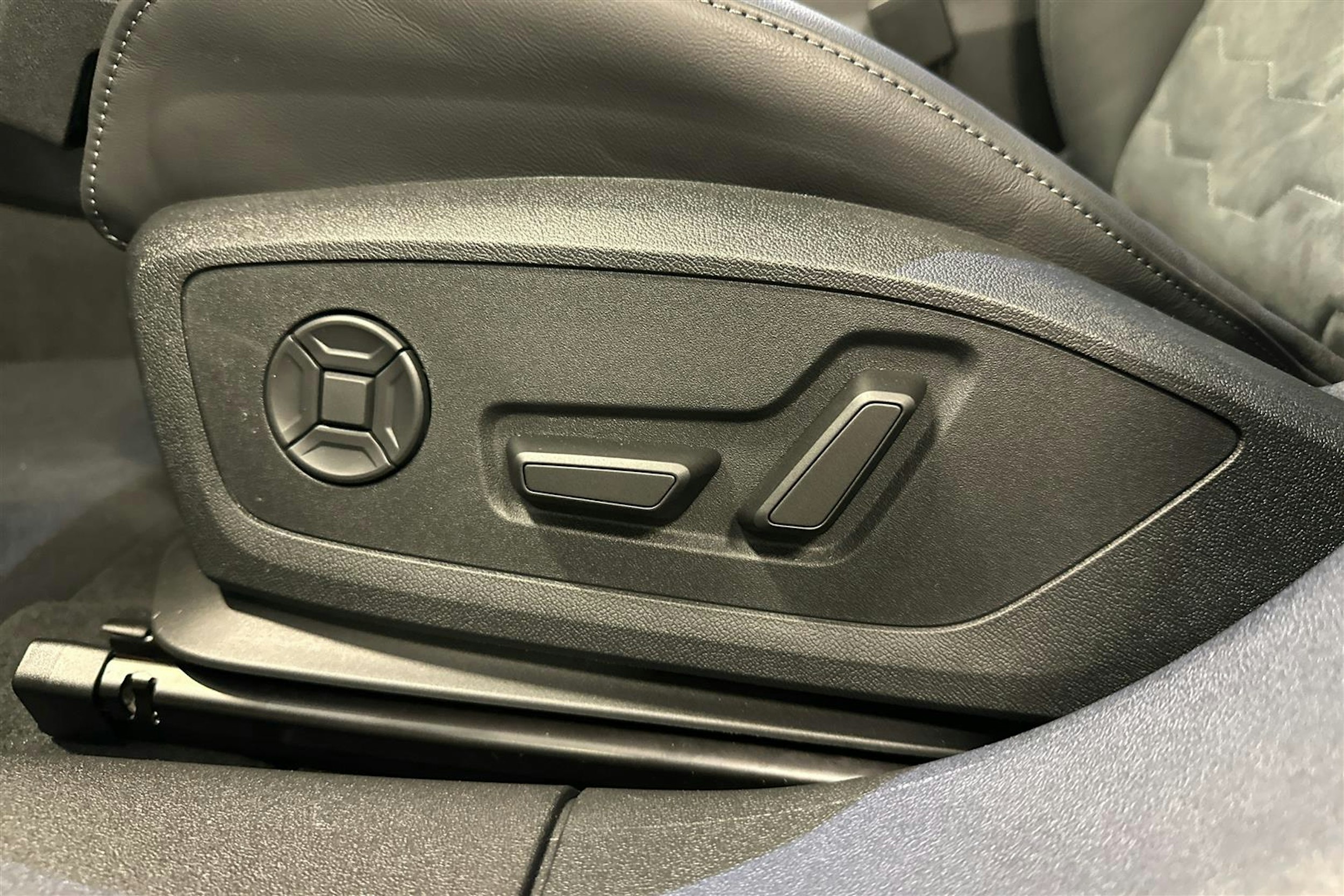 met. musta Audi S6 e-tron 2025 kuva 15.