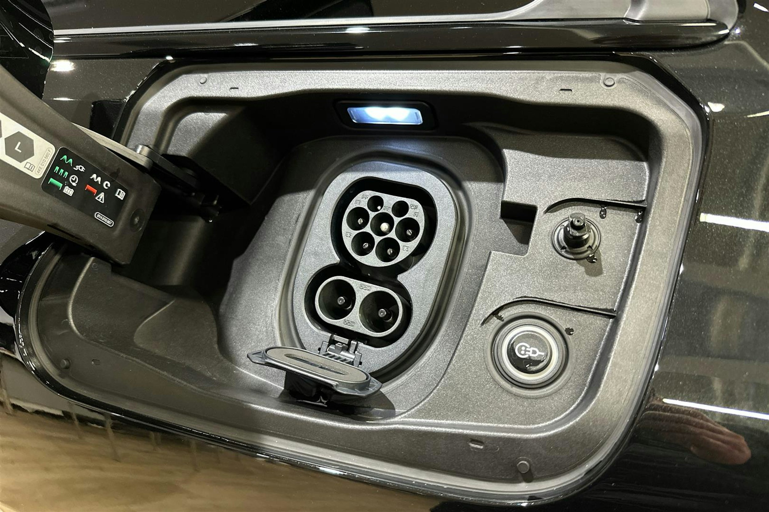 met. musta Audi S6 e-tron 2025 kuva 26.