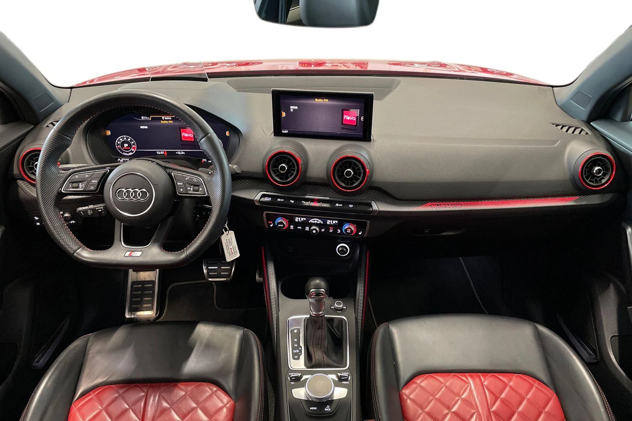 punainen Audi SQ2 2019 kuva 9.