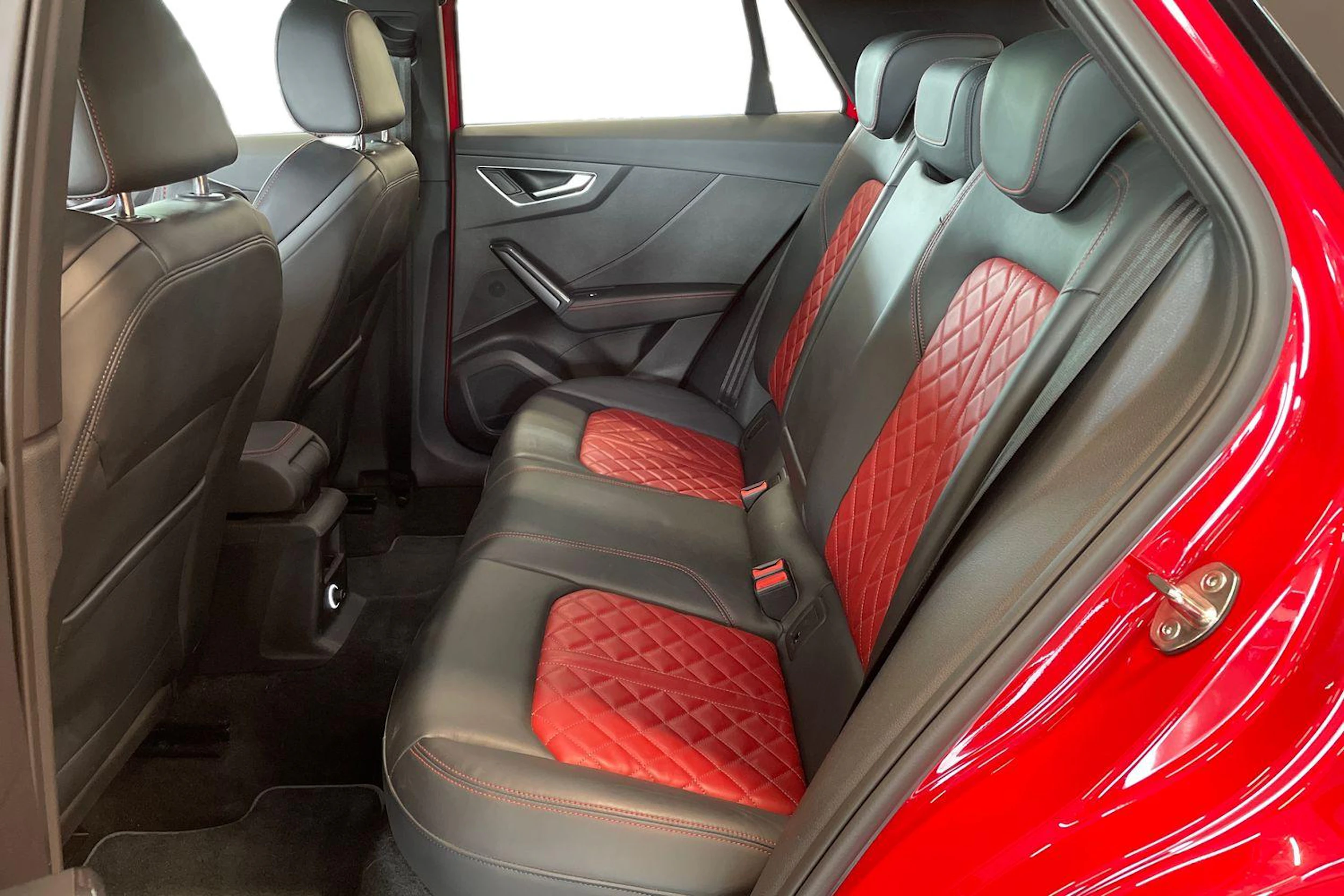 punainen Audi SQ2 2019 kuva 11.