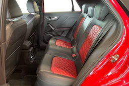 punainen Audi SQ2 2019 kuva 11.