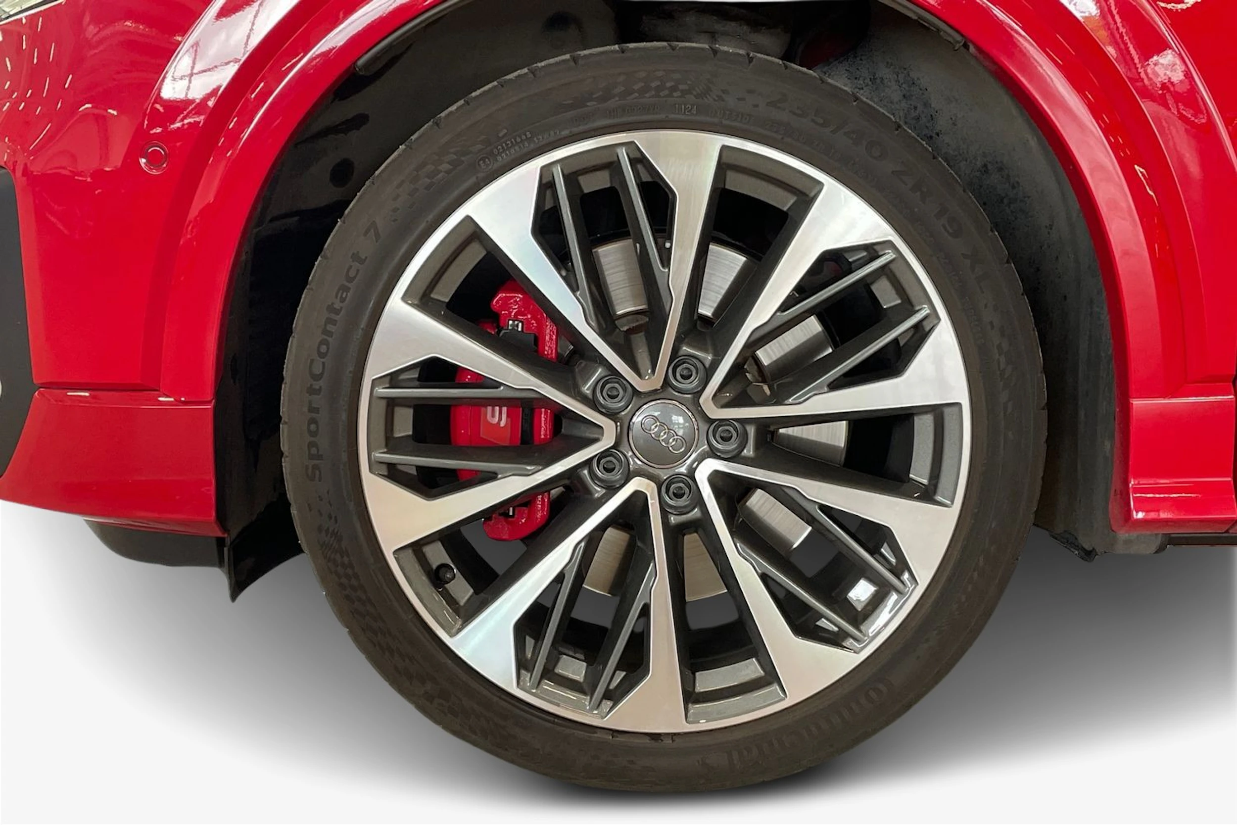 punainen Audi SQ2 2019 kuva 12.