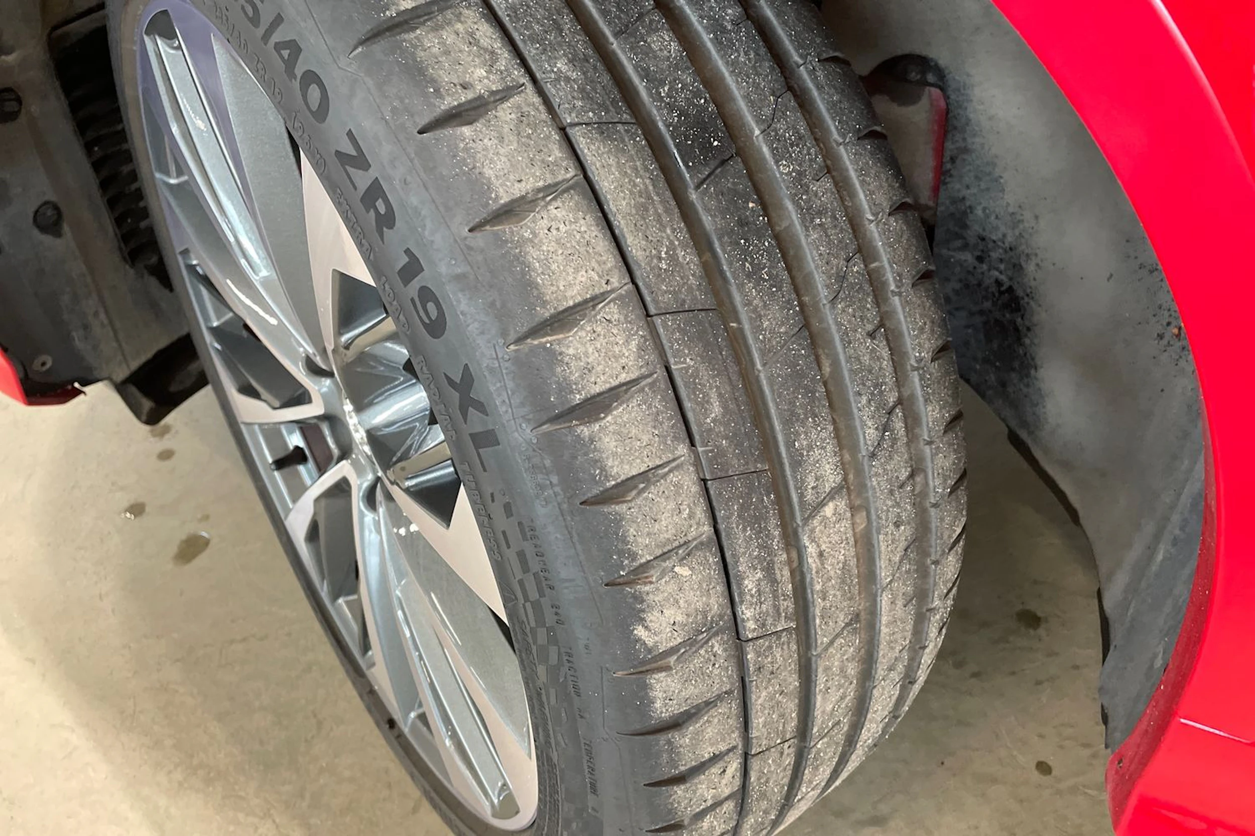 punainen Audi SQ2 2019 kuva 13.