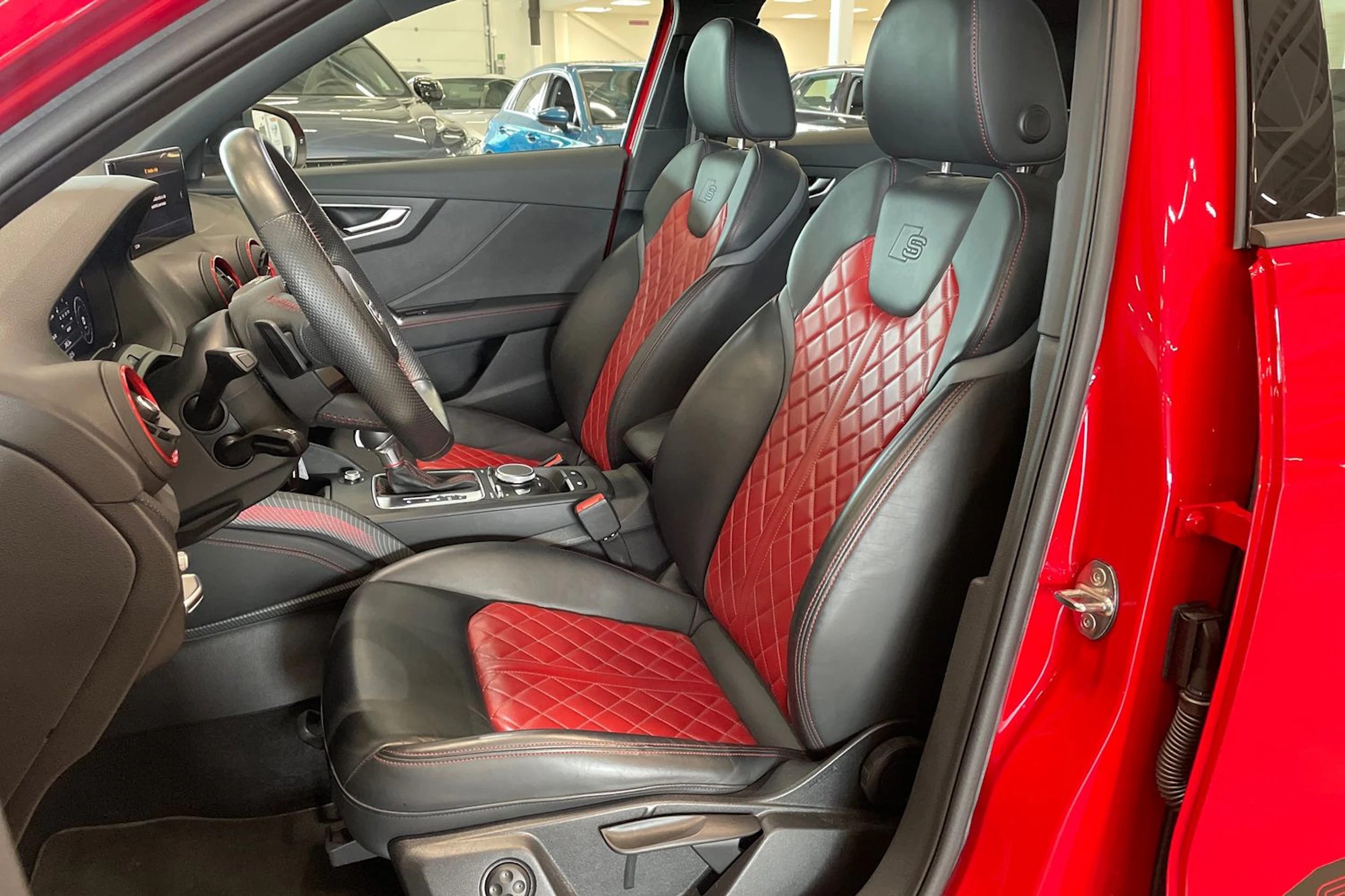 punainen Audi SQ2 2019 kuva 15.