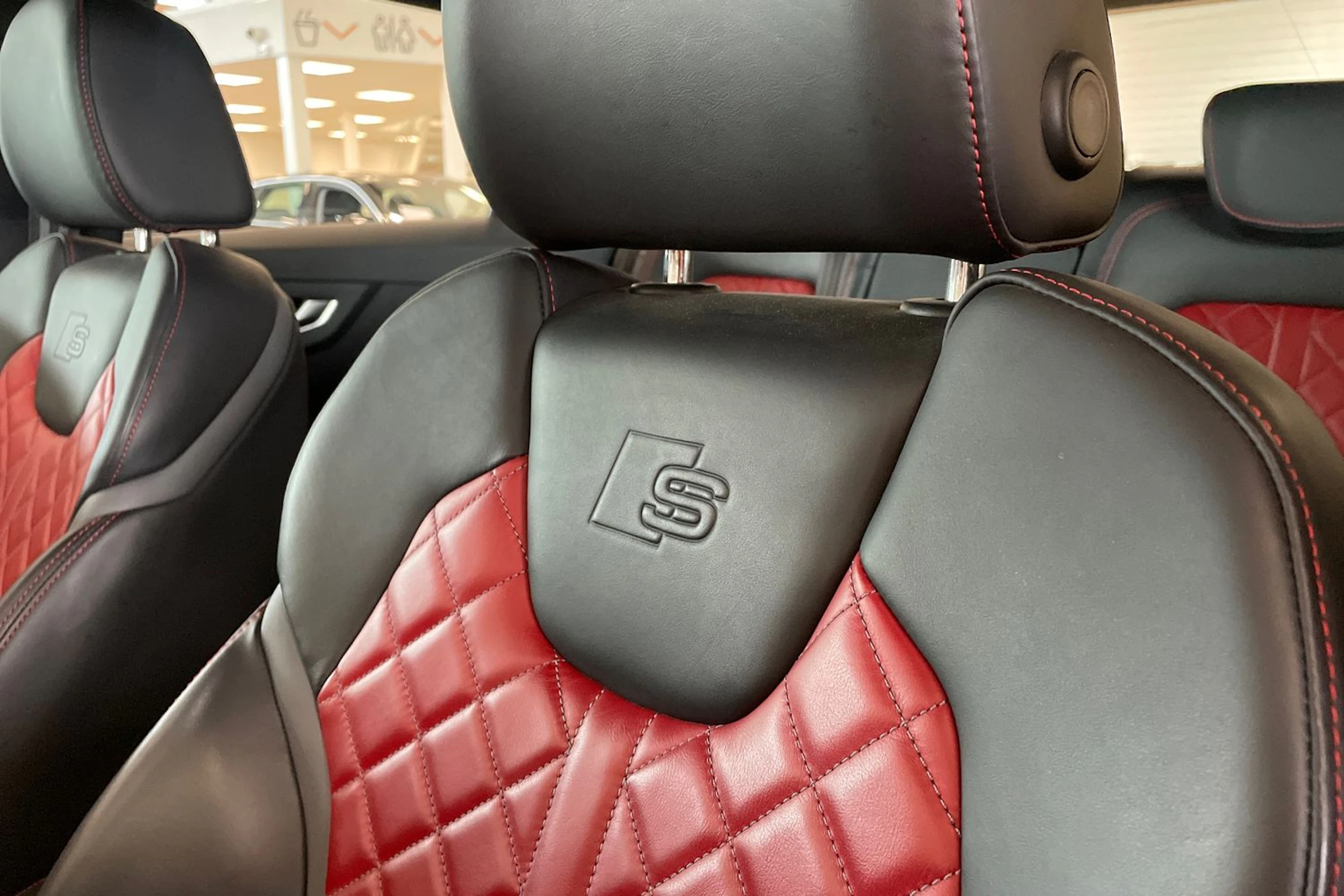 punainen Audi SQ2 2019 kuva 16.