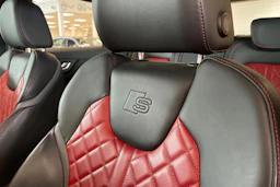 punainen Audi SQ2 2019 kuva 16.