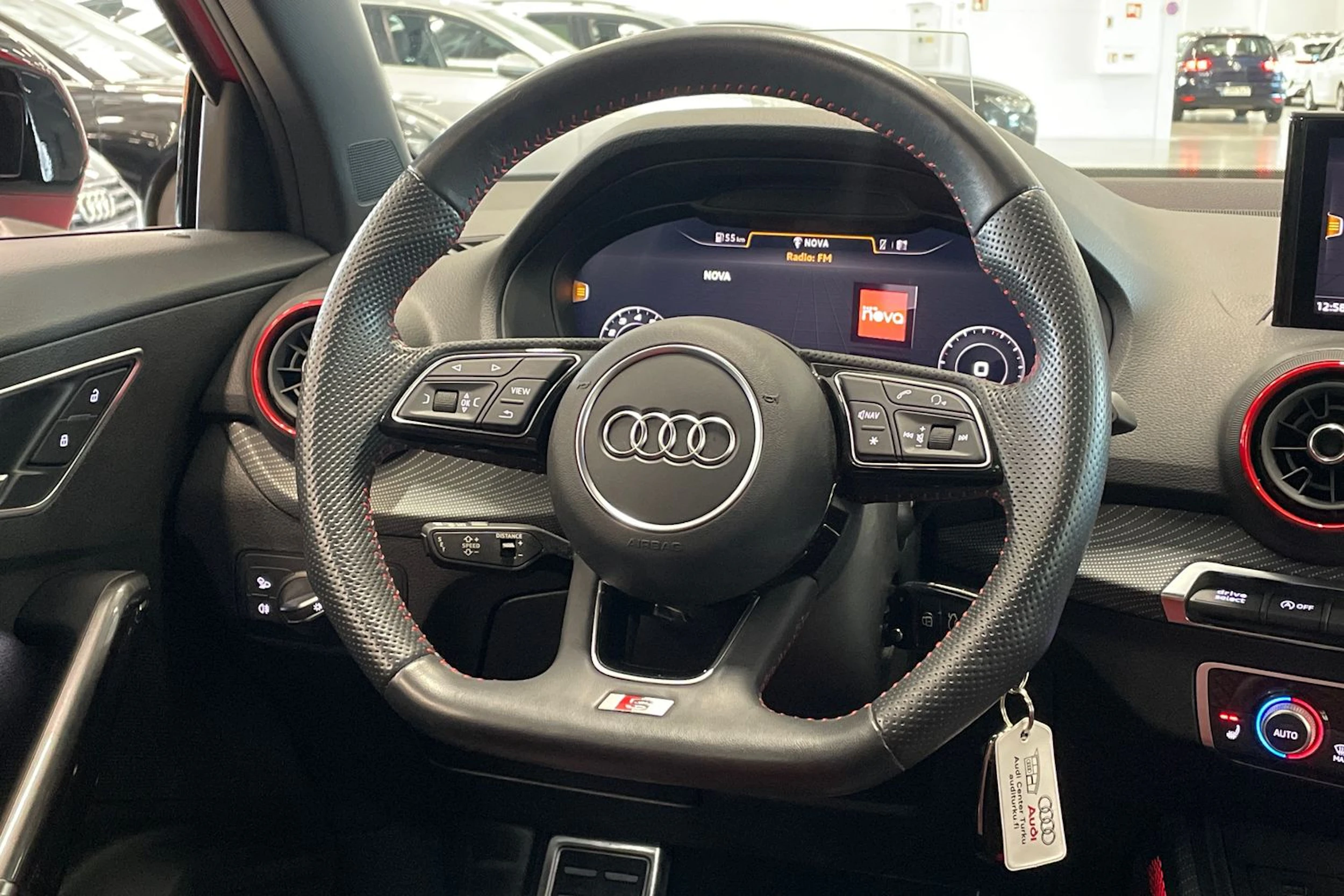 punainen Audi SQ2 2019 kuva 17.