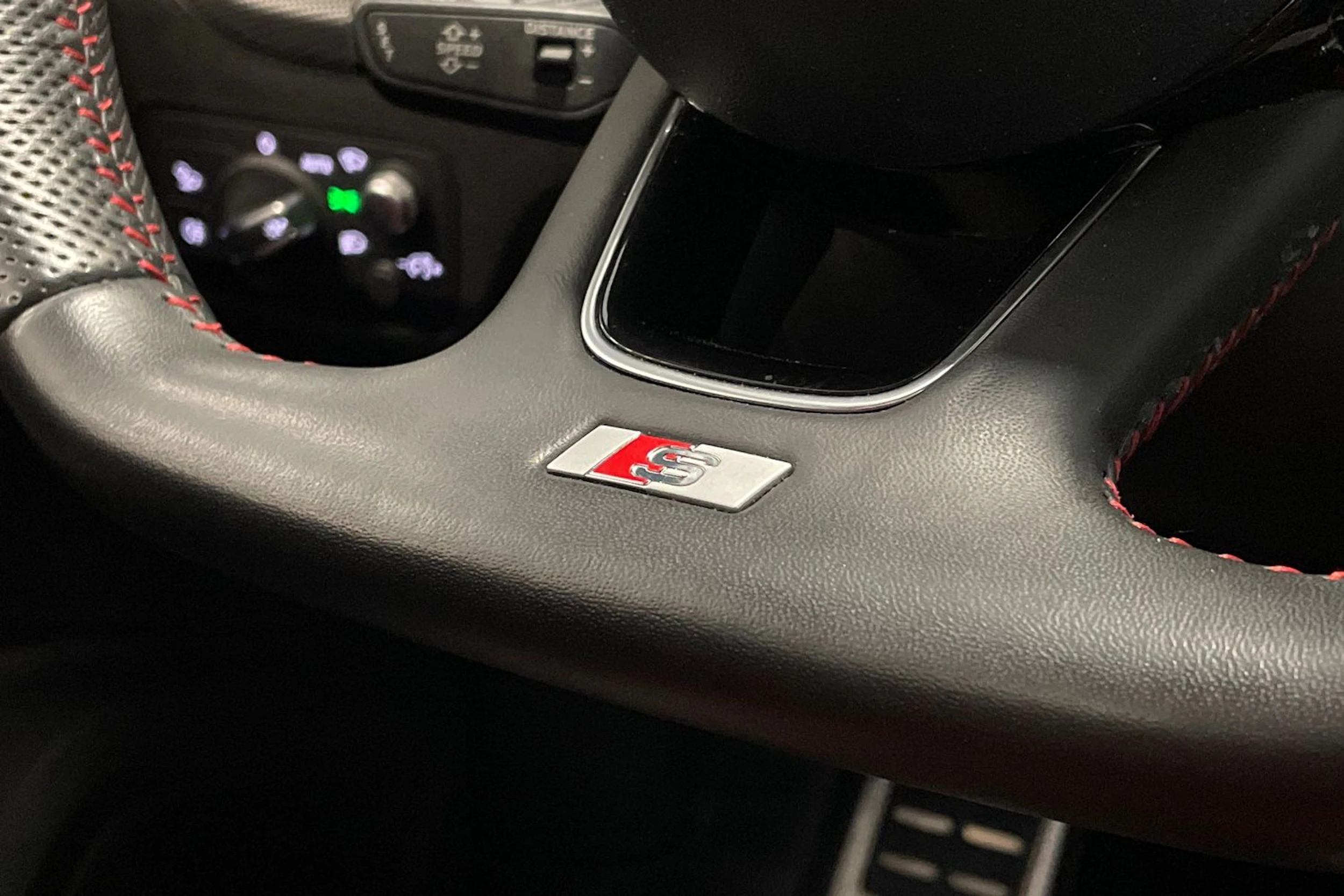 punainen Audi SQ2 2019 kuva 18.