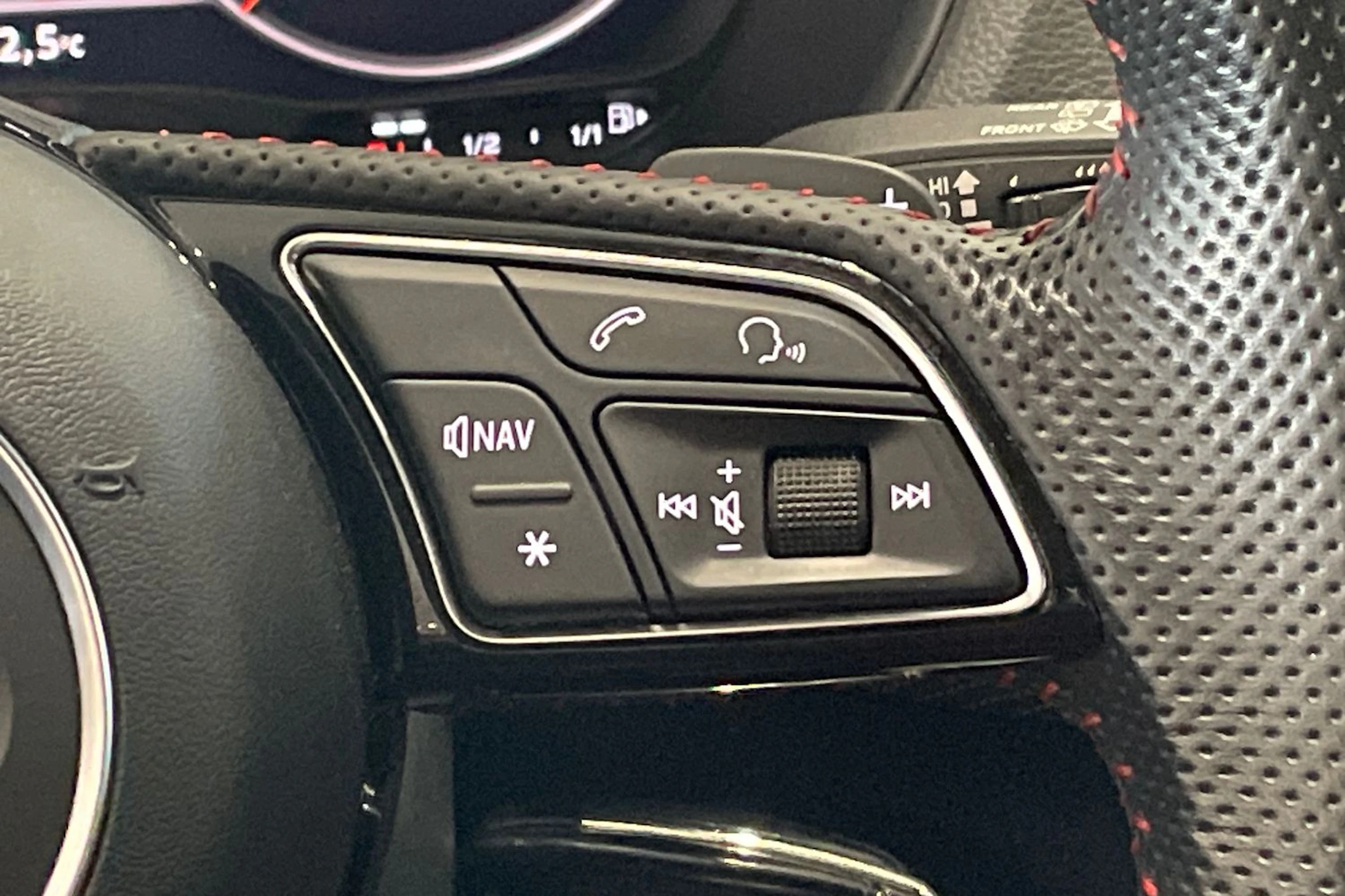 punainen Audi SQ2 2019 kuva 21.