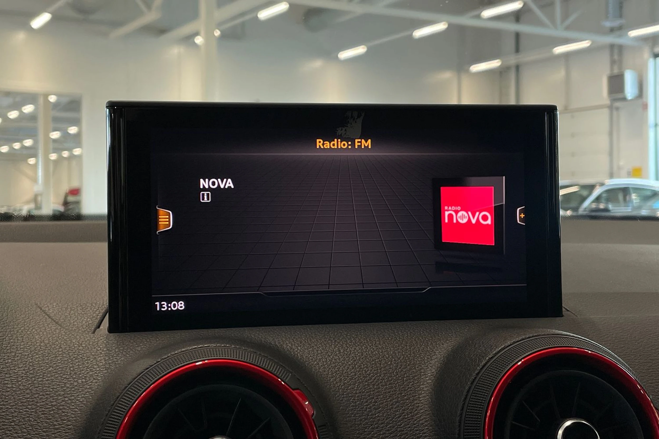 punainen Audi SQ2 2019 kuva 24.
