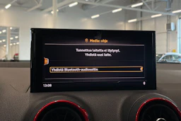 punainen Audi SQ2 2019 kuva 25.