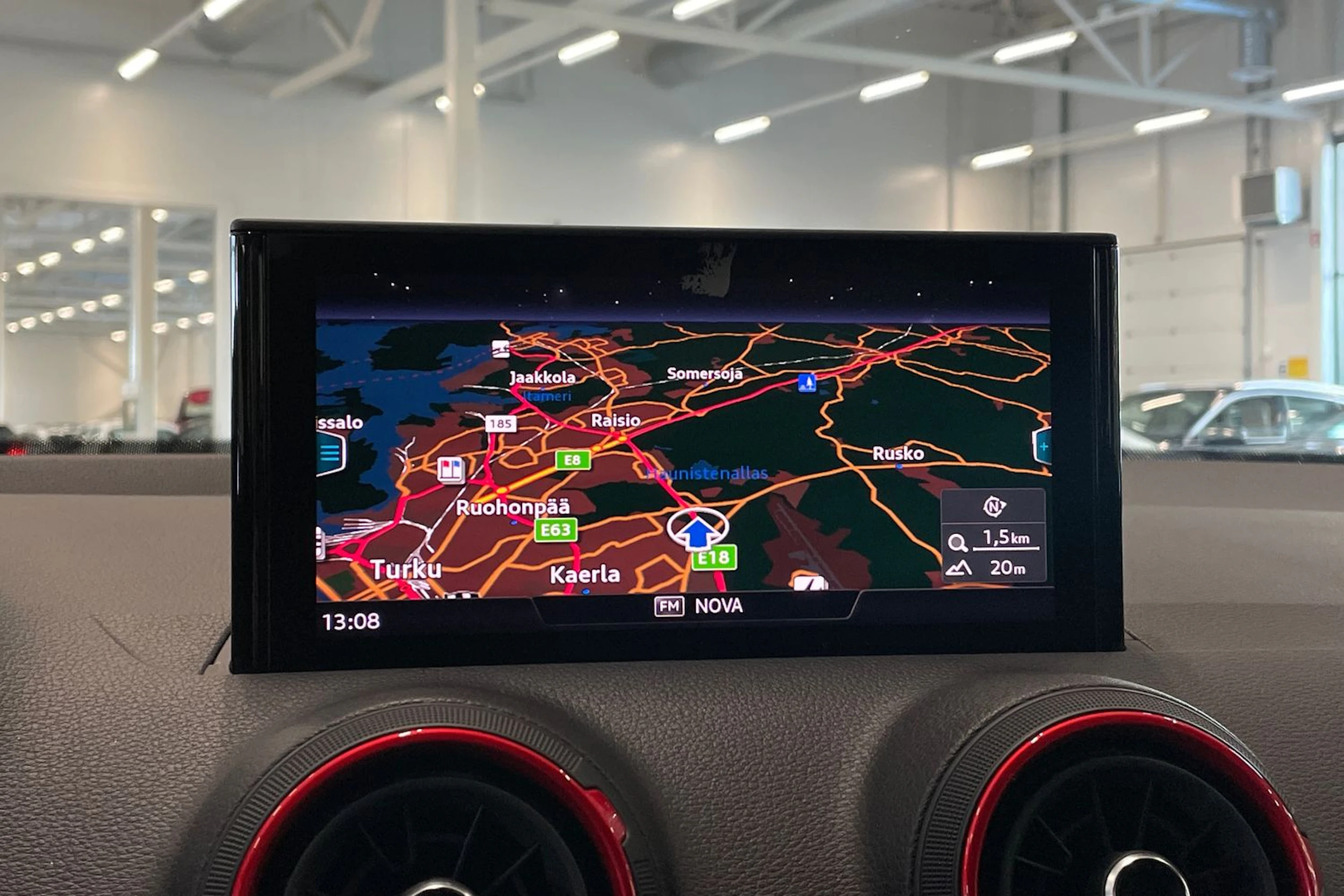 punainen Audi SQ2 2019 kuva 26.