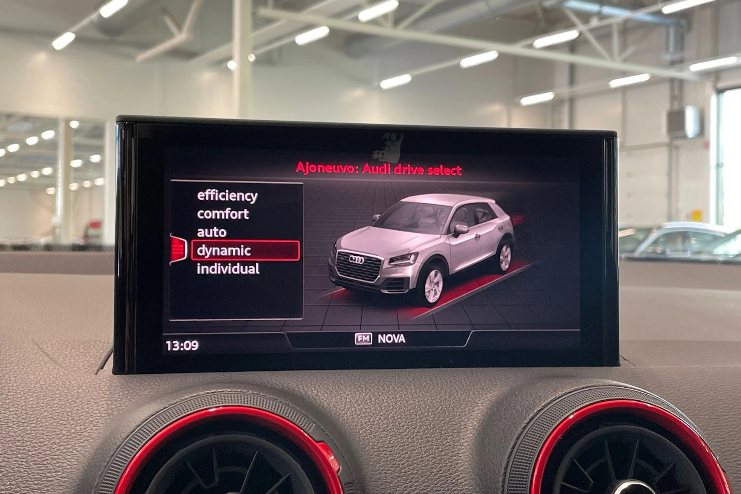 punainen Audi SQ2 2019 kuva 27.